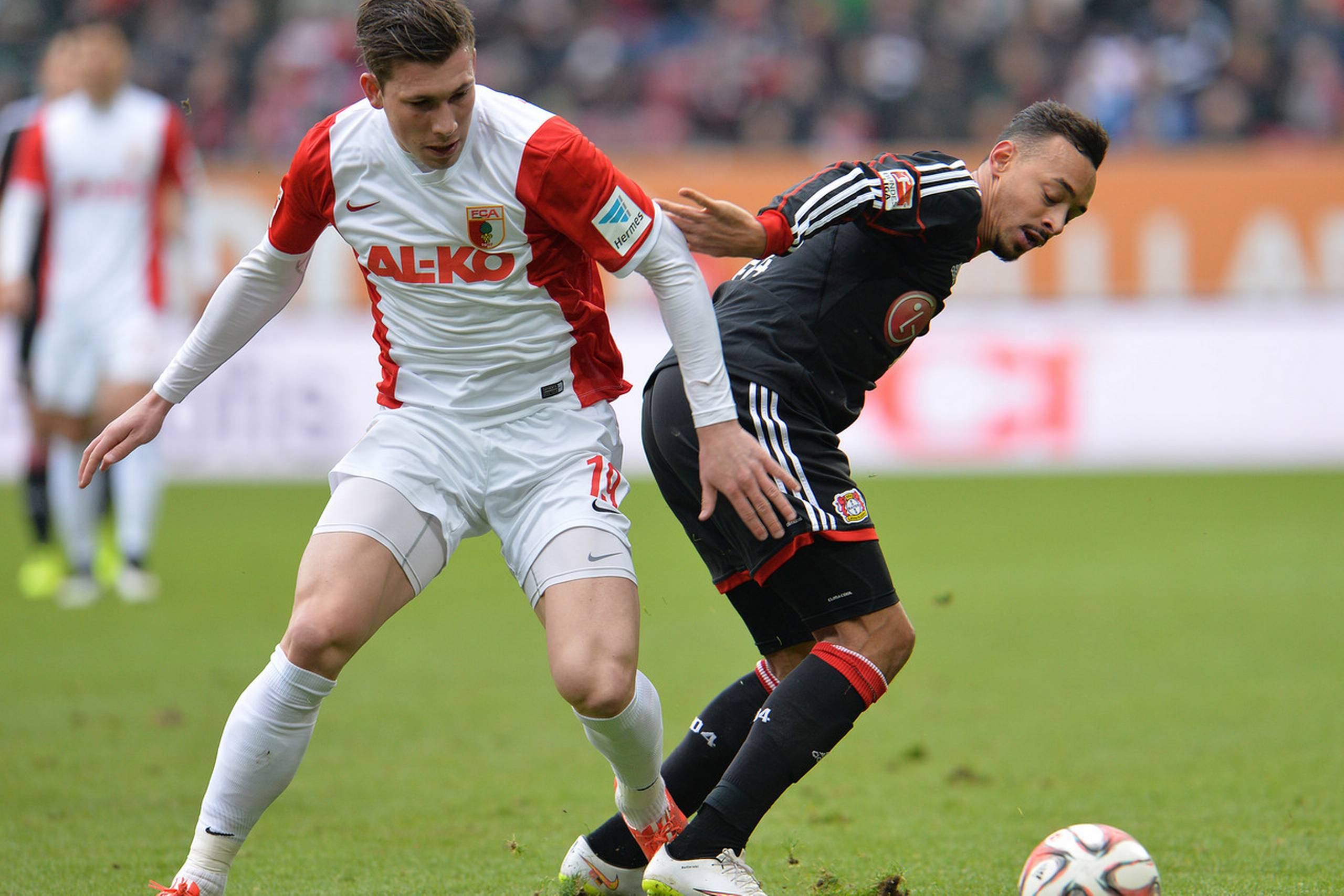 Pierre-Emil Højbjerg (i hvidt og rødt) i kamp for Augsburg.