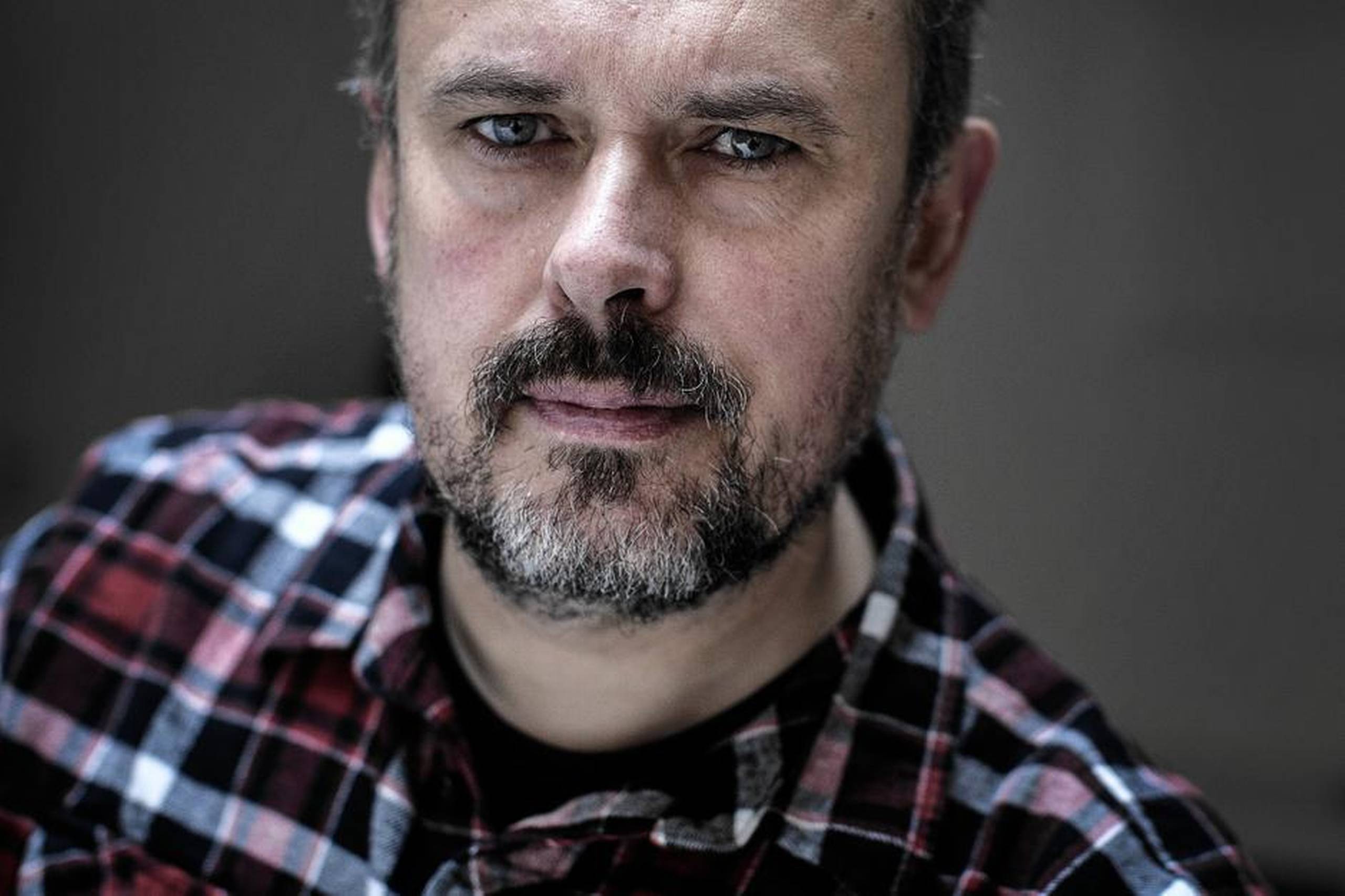 Peter H. Olesens roman er skrevet i tredje person, men der er ingen tvivl om, hvem der egentlig taler og tænker. Hovedpersonens sprog overtager fortællerens og leverer med sin apatisk konstaterende stemme den ene satirisk revsende betragtning om det meningsløse i samfundet såvel som hans egen tilværelse efter den anden. 