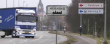 19.000 fjernvarmekunder i Herning står til at blive ramt af en samlet historisk renteregning på 454 mio. kr. Nu varsler det lokale varmeselskab Eniig Varme nye ekstraregninger.
