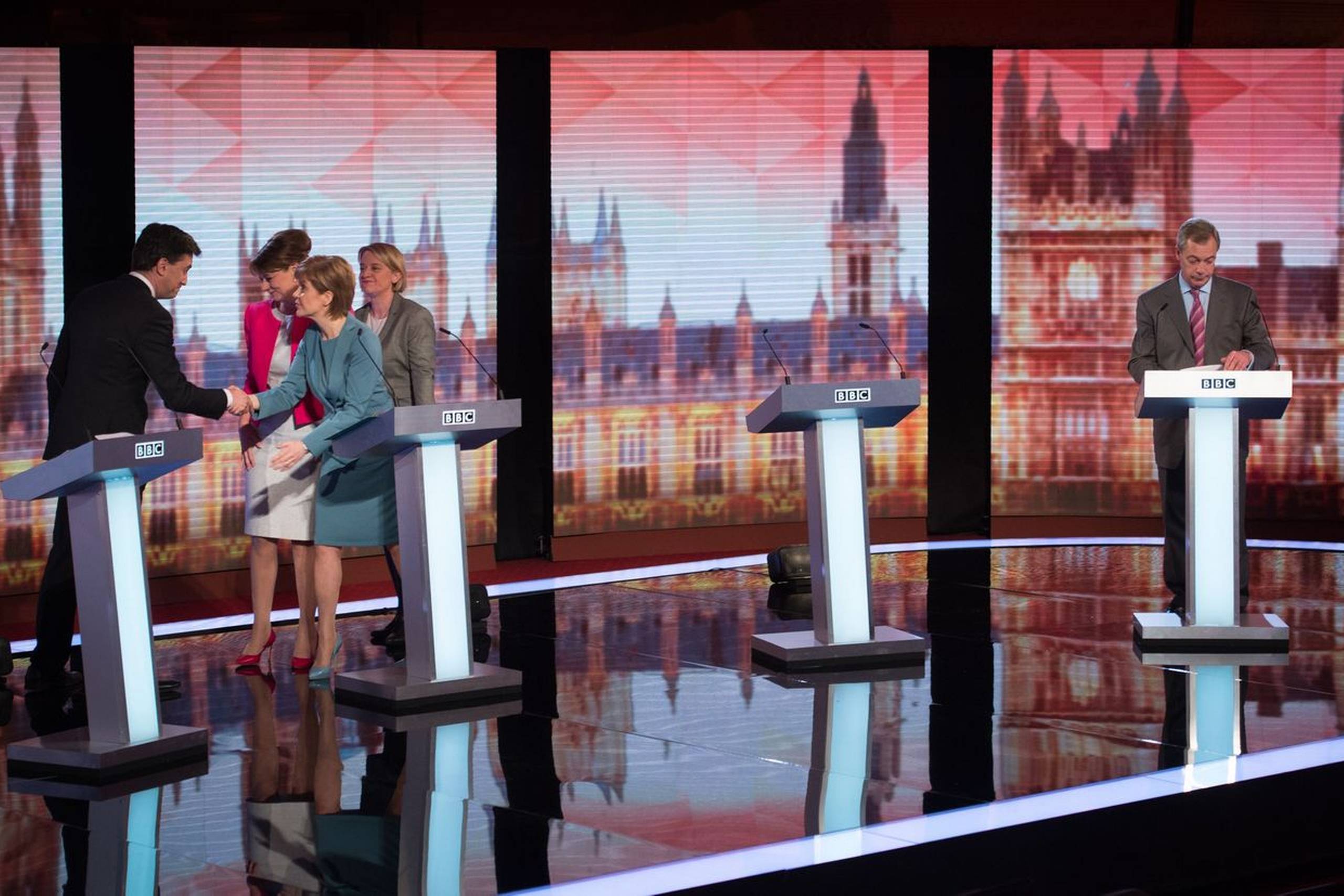 Ed Miliband hilser på Leanne Wood fra det skotske nationalparti forud for tv-debatten, hvor premierminister David Cameron ikke deltog.