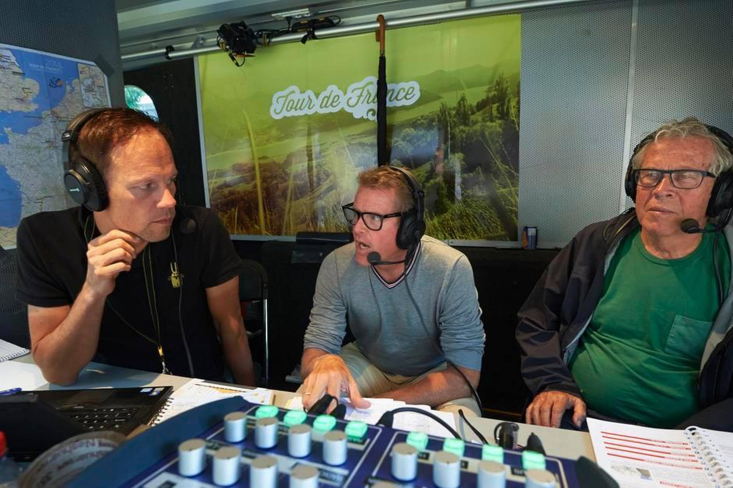Siden 2006 har Rolf Sørensen været et fast medlem af TV 2’s cykelkommentatorhold. Her ses han (i midten) i kommentatorboksen ved Tour de France 2014 sammen med Dennis Ritter og Jørgen Leth. Arkivfoto: Claus Bonnerup