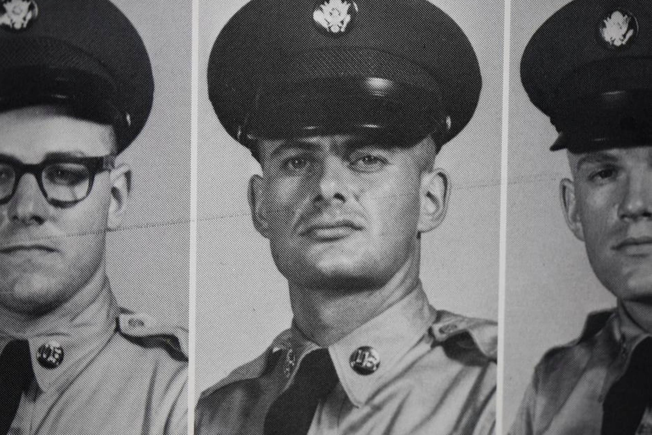 Det amerikanske Green Card – som i virkeligheden er blåt – var årsagen til, at Henning Kristensen blev indkaldt som værnepligtig i USA. Tv.: Henning Kristensen var med til at opbygge lejren Long Bin lige uden for Saigon efter sin ankomst i 1966. Her var i starten ikke meget andet end en tidligere fransk bunker. Th.: Henning Kristensen (i midten) under de tre første måneders træningstid i Ford Jackson.