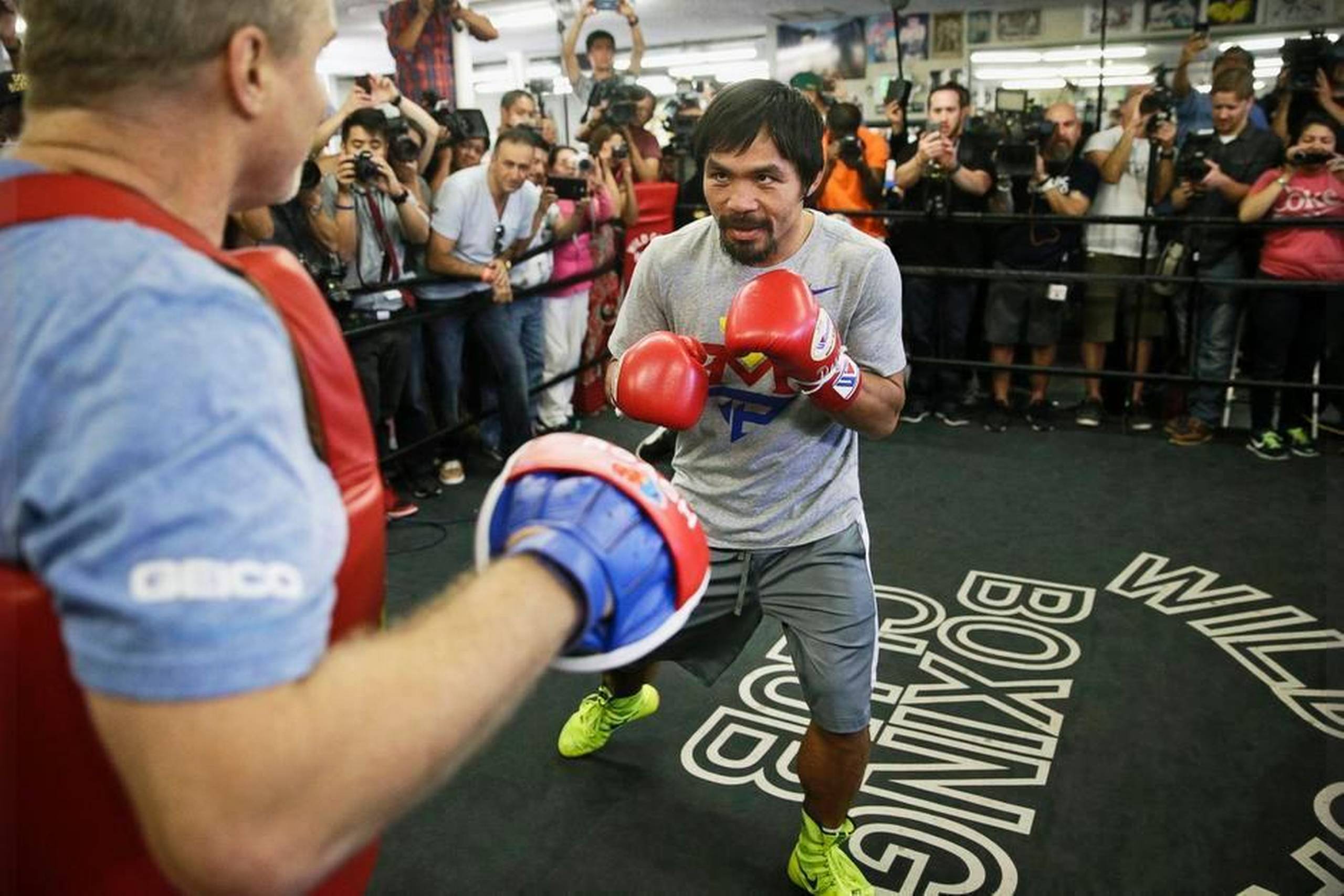 Manny Pacquiao supplerede mødet med med pressen med en lille træningssession med træner Freddie Roach. Men i adstadigt tempo, så intet blev røbet. Foto: Jae C. Hong/AP