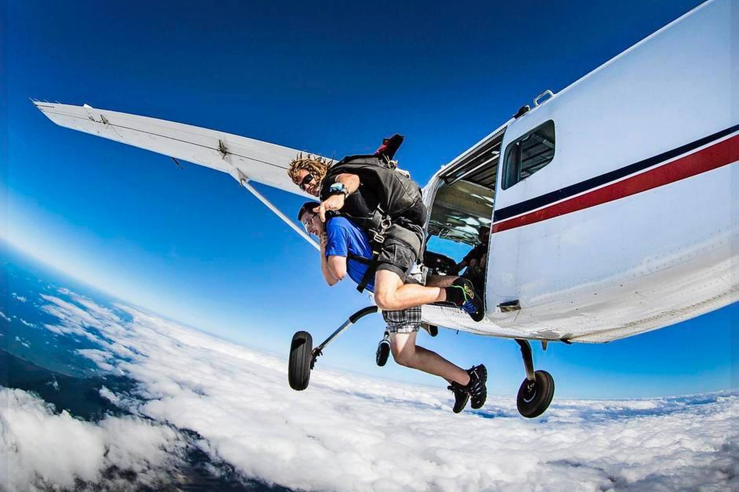 I et tandem-skydive er det instruktøren, der afgør, hvornår man forlader flyet. Typisk skal man sidde på kanten med benene ude af flyet i 20 sekunder, før der er grønt lys. Foto: Skydive Australia