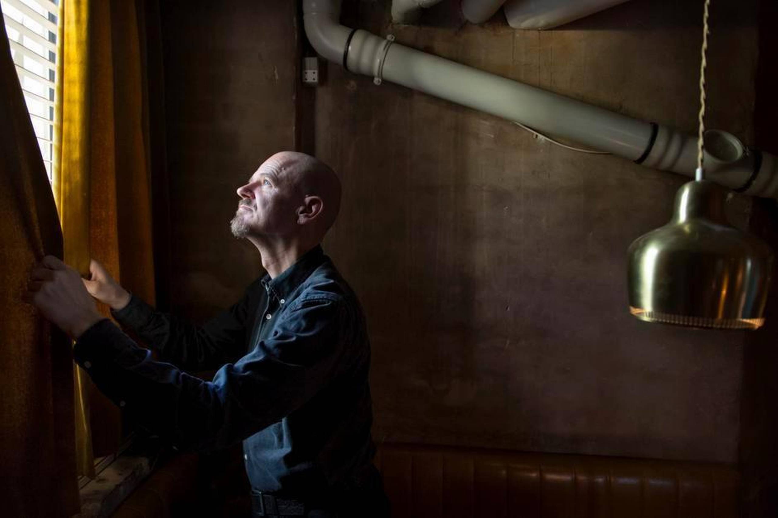 Kim Leine har altid haft problemer med sin identitet, siger han: »Mange mennesker er utroligt styrede af deres selvbillede. Af hvem, de selv tror, at de er. Jeg føler ikke, at jeg har sådan et selvbillede.«