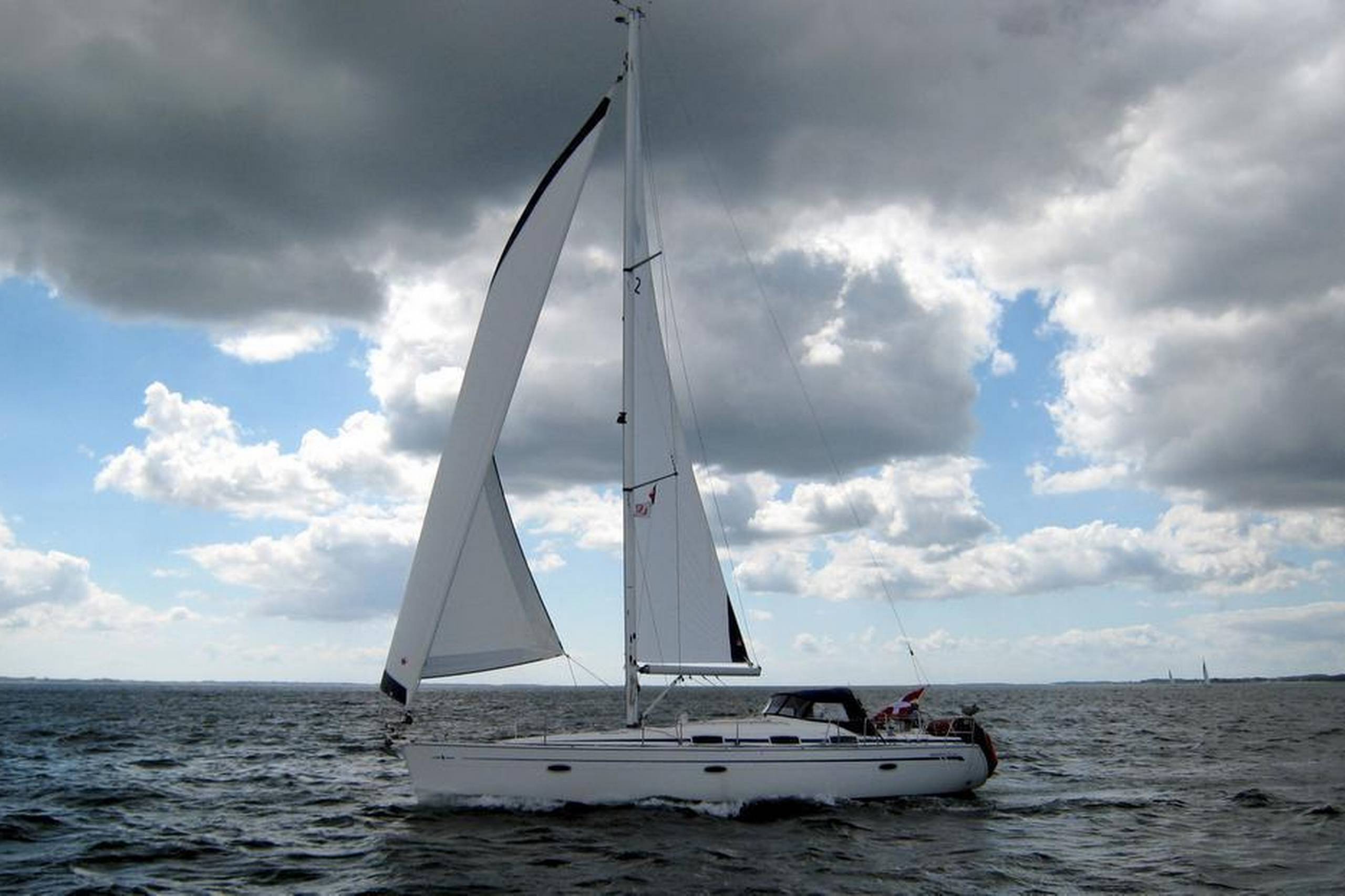 Carl Gerstrøm sejler ofte til Skagen, Læsø eller Anholt i den 42 fods båd, der fra ny i 2007 kostede 1,5 mio. kr. med teakdæk og ekstraudstyr.
