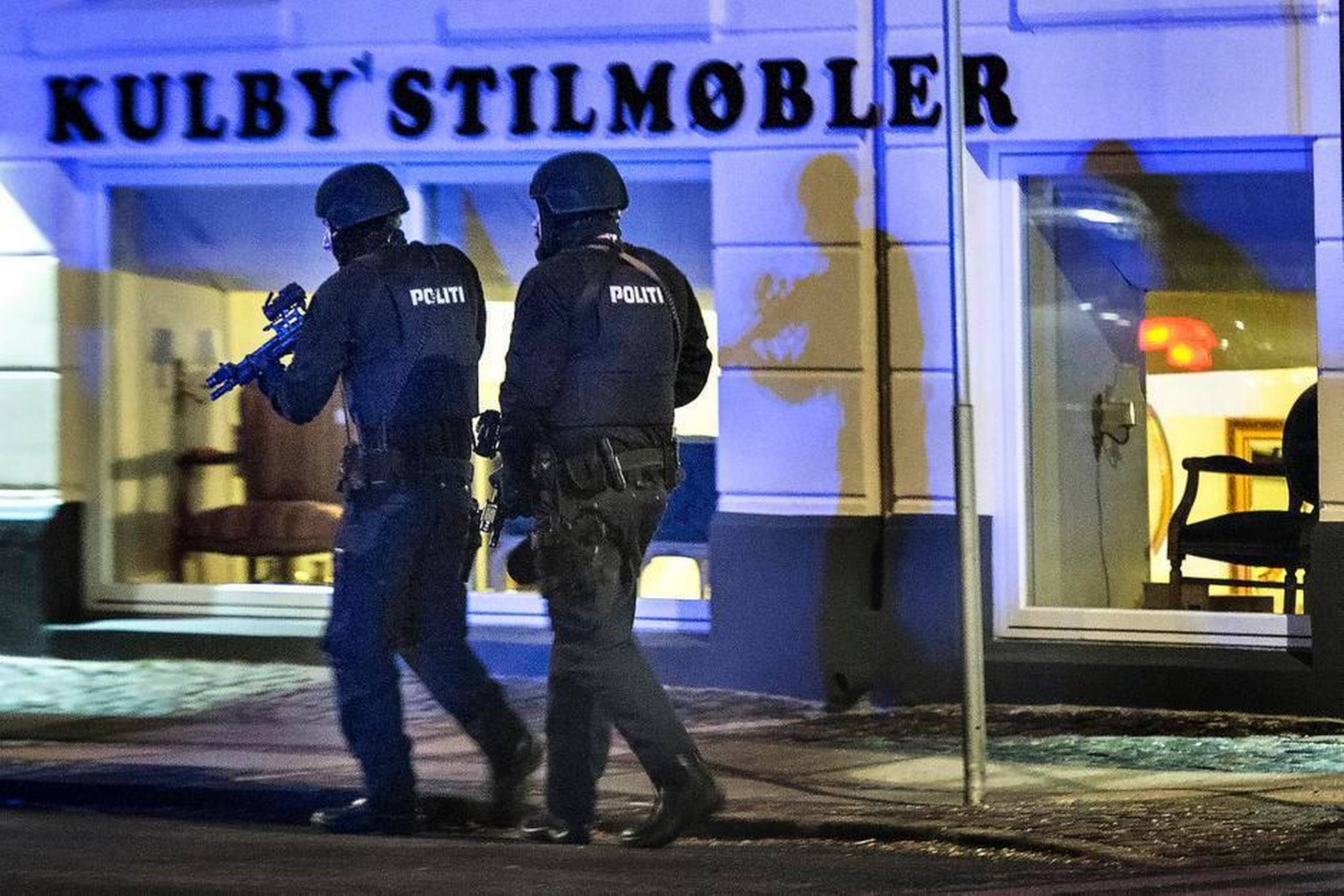 Politi med trukket våben i gaderne i København under terrorangrebet i februar i år. Arkivfoto: Kenneth Meyer/Polfoto