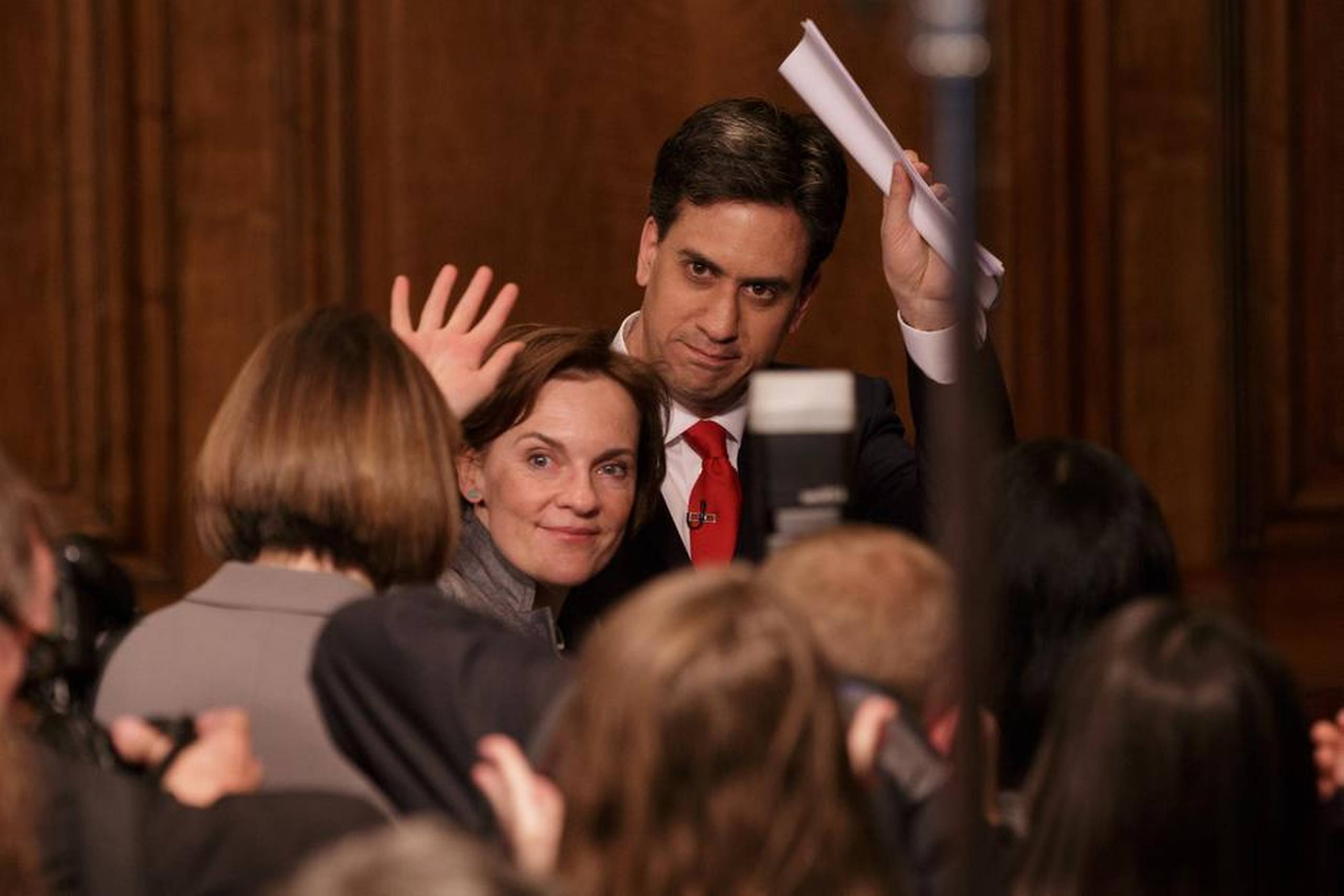 Ed Miliband meddelte sin afgang som leder af Labour på en pressekonference i Westminster. Han var ledsaget af sin hustru, Justine. Foto: Tim Ireland/AP