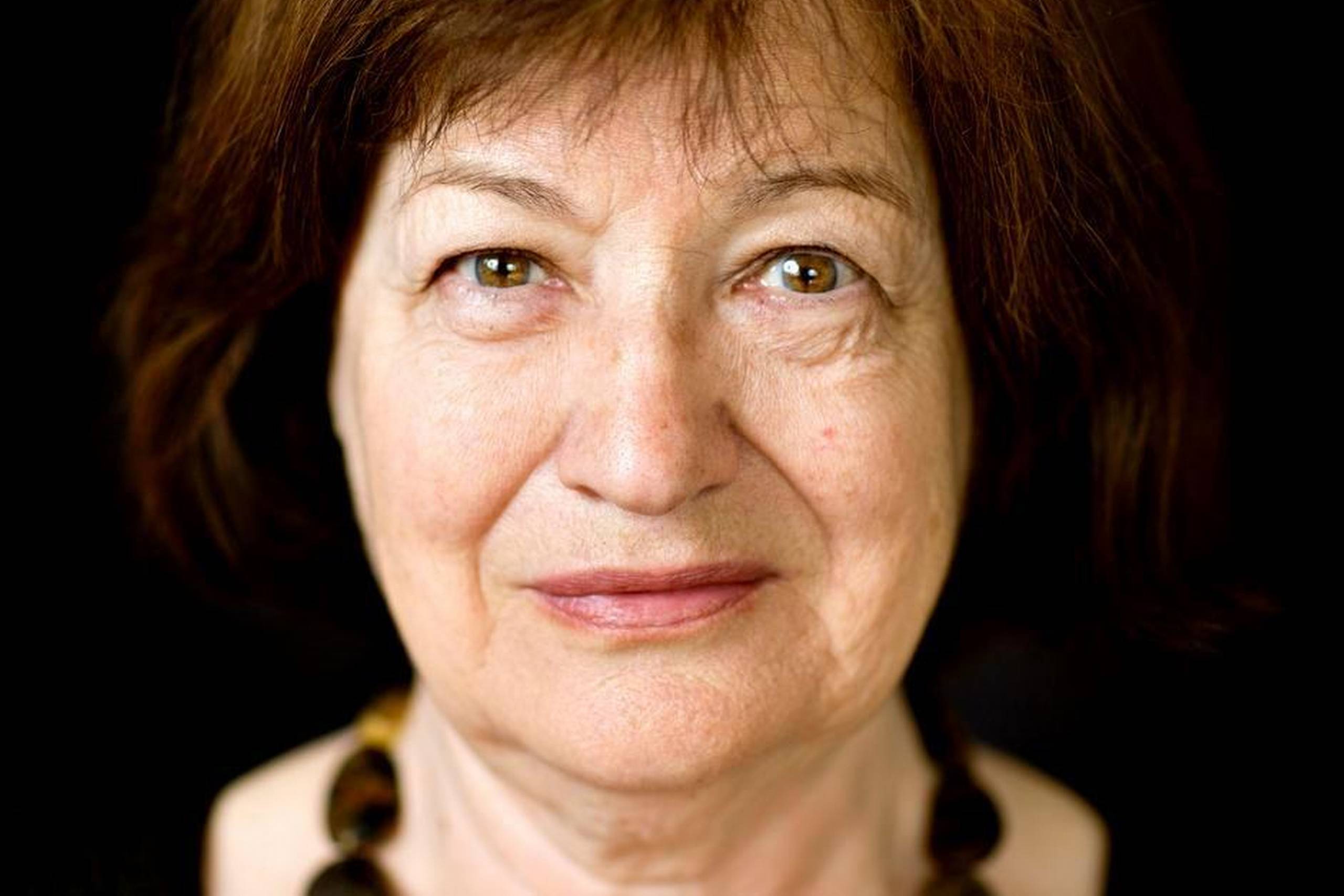 Kirsten Thorup er 73 år. iden hun debuterede med digtsamlingen ”Indeni - udenfor” i 1967, har hun modtaget en række priser. Bl.a. ..k hun i 2000 Det Danske Akademis Store Pris. I årenes løb er det blevet til en lang række digt-, novelle- og romanudgivelser. 