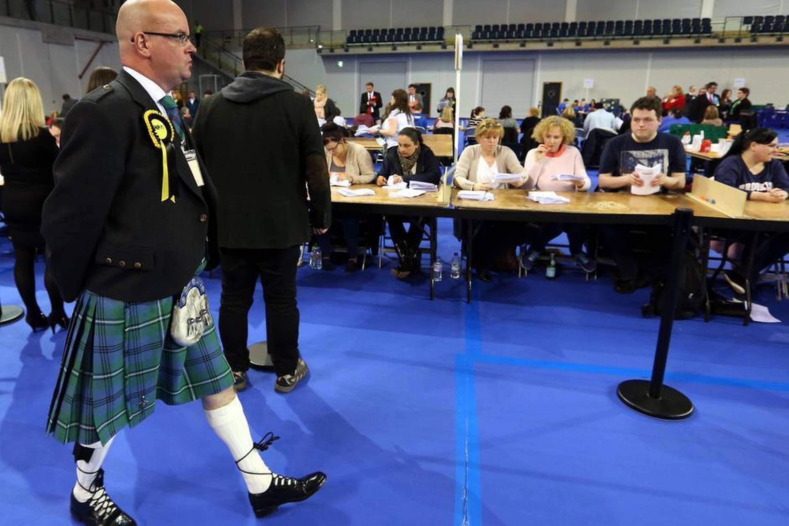 Parlamentsvalget forvandlede Skotland til noget nær en etpartistat. Det Skotske Nationalparti (SNP) satte sig på 56 af de 59 skotske mandater. På valgaftenen var stemningen hektisk på optællingsstederne bl.a. i Glasgow. Foto: Scott Heppell/AP  