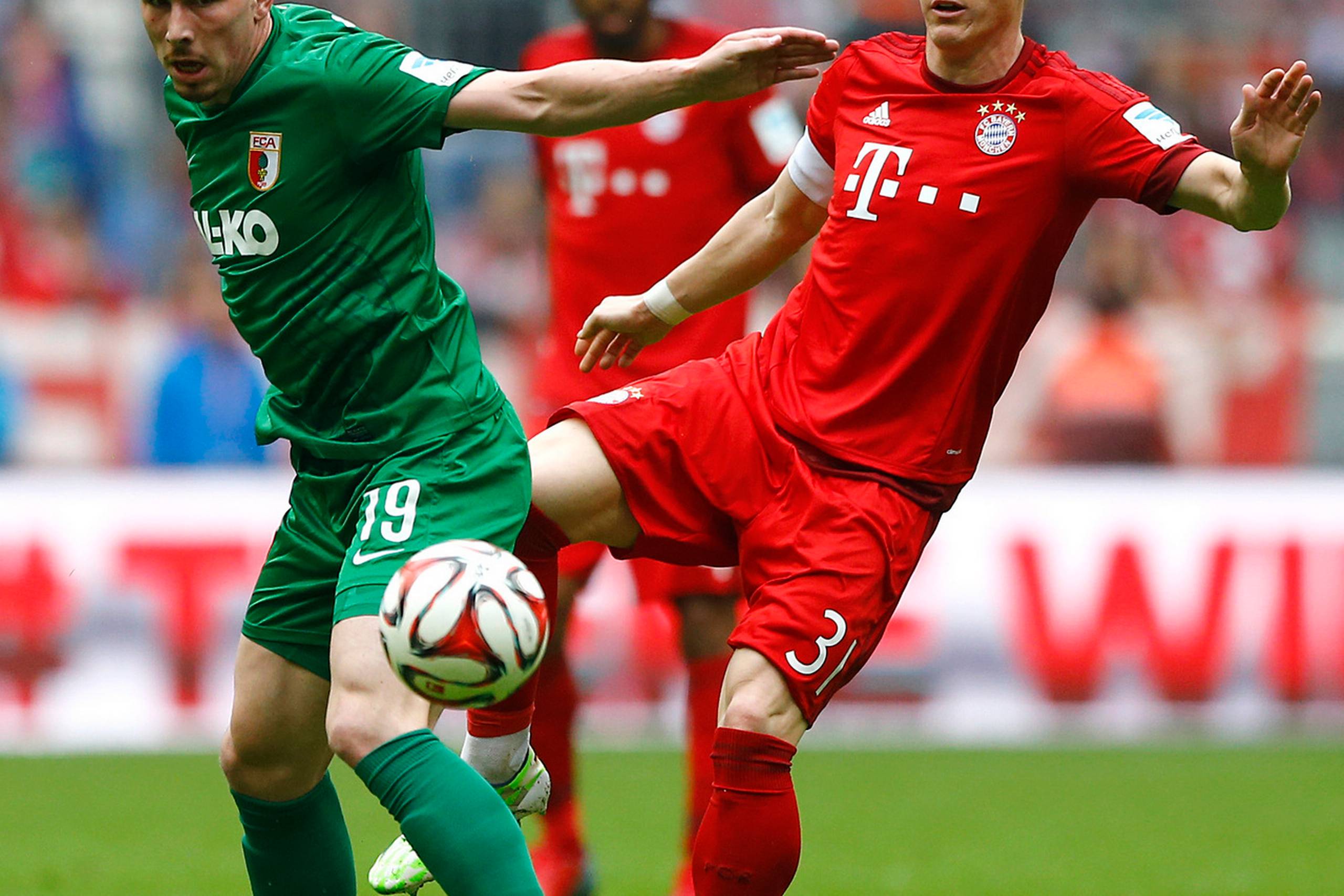 Bastian Schweinsteiger, der her ses i duel med Pierre-Emile Højbjerg (til venstre), skifter til Manchester United.