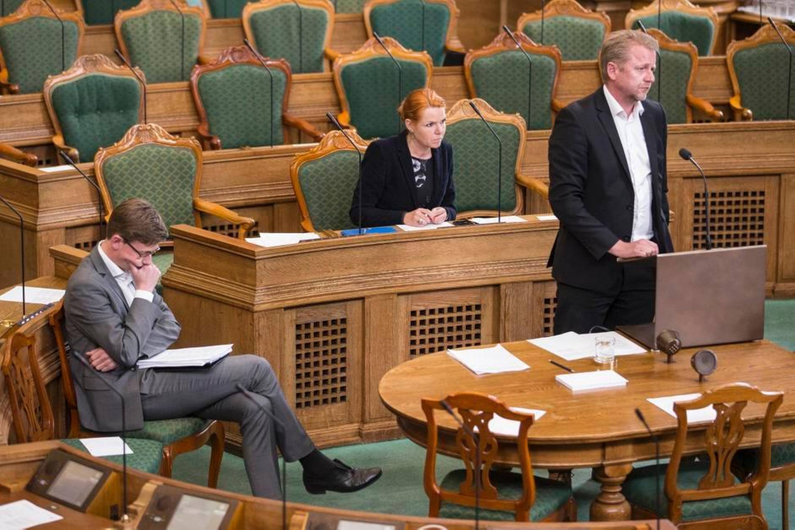 Venstre havde sendt en kritisk trio bestående af retsordfører Karsten Lauritzen, integrationsordfører Martin Geertsen og politisk ordfører Inger Støjberg for at grille justitsminister Mette Frederiksen (S) i folketingssalen onsdag. Foto: Thomas Emil Sørensen