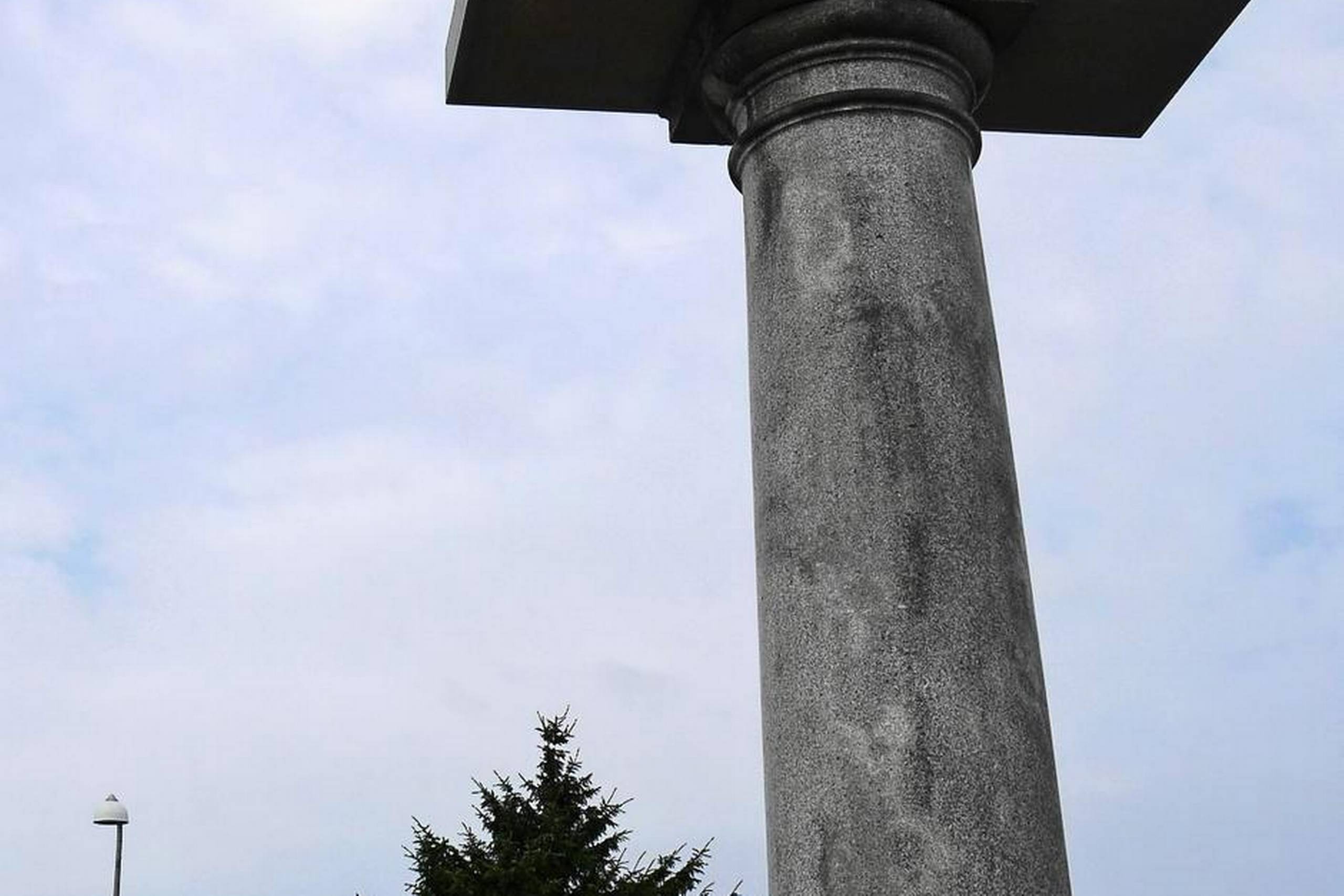 Der er hundeudstilling i Nordby – Poul Isbaks gyldne og sorte vovser skuer ud over havnepladsen.