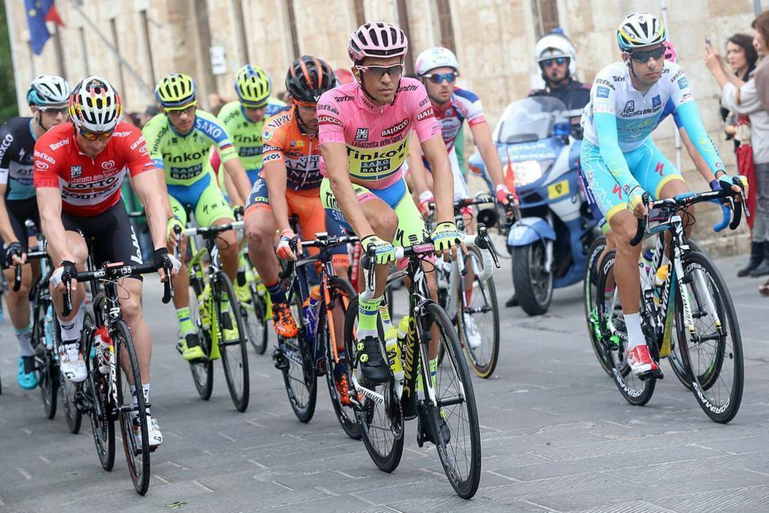 Alberto Condator i spidsen for feltet i årets Giro d’Italia. Foto: Claudio Peri