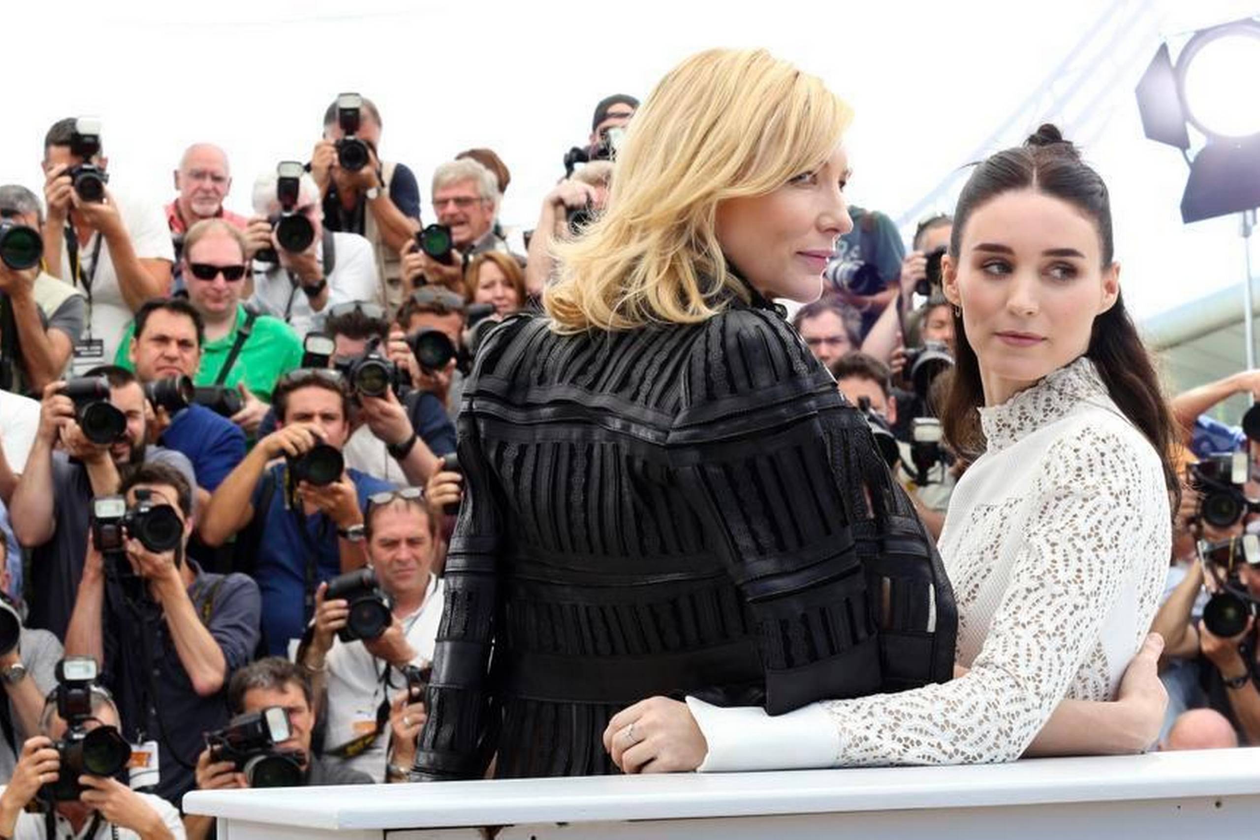 I filmen ”Carol” brillerer Cate Blanchett (til venstre) som en følelsesmæssigt nulstillet rigmandskvinde, der forelsker sig i en ekspedient i et varehus, Rooney Mara (til højre). De to blev det helt store tilløbsstykke søndag i Cannes. Foto: Thibault Camus
