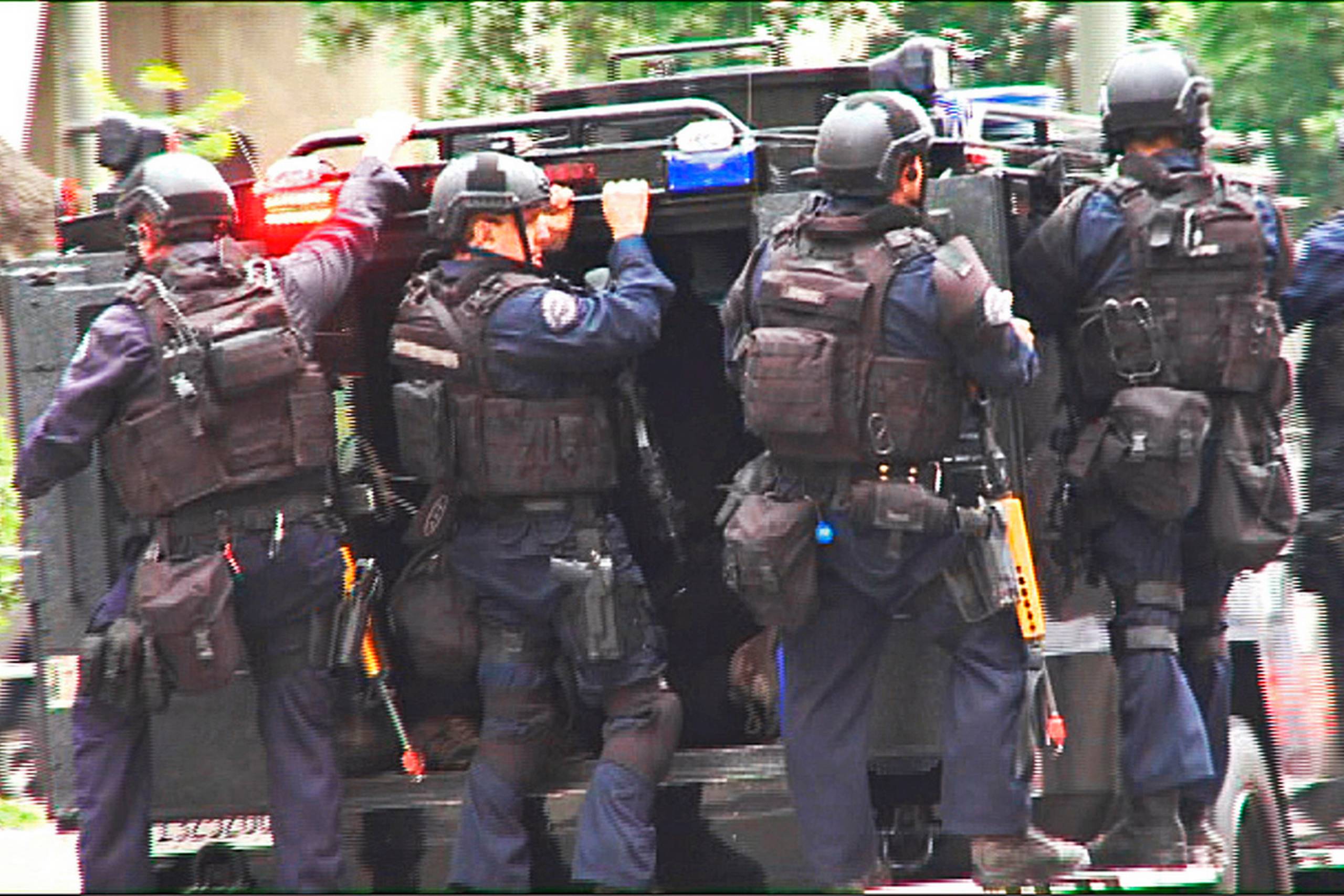 Los Angeles' politiafdeling er blandt de politiafdelinger i USA, der tilsammen har brugt et tre-cifret milliardbeløb på militærudstyr siden 11. september 2001. Her ses politiafdelingen med et armeret køretøj under en øvelse i det centrale Los Angeles i 2013.