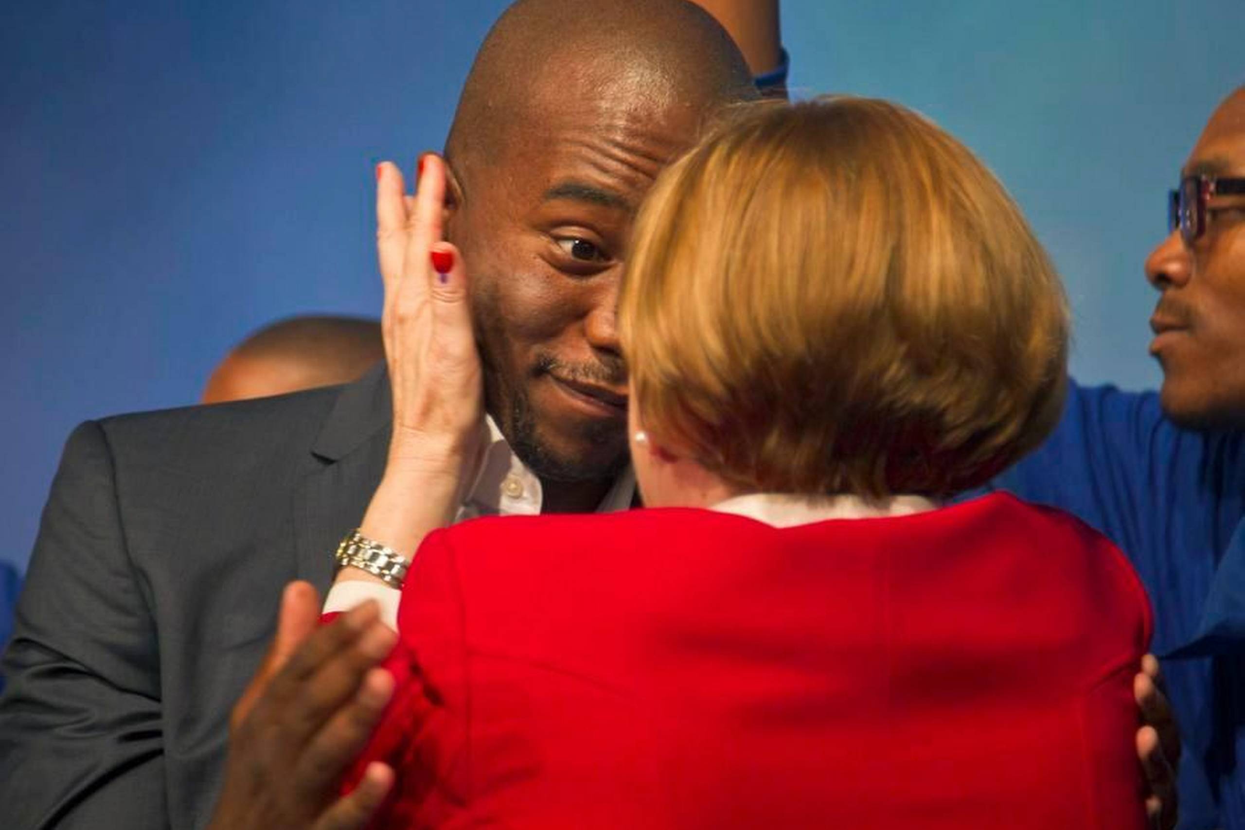 Mmusi Maimane, Demokratisk Alliances nye sorte leder, blev lykønsket med et knus af sin forgænger, den hvide Helen Zille. Arkivfoto: Michael Sheehan/A