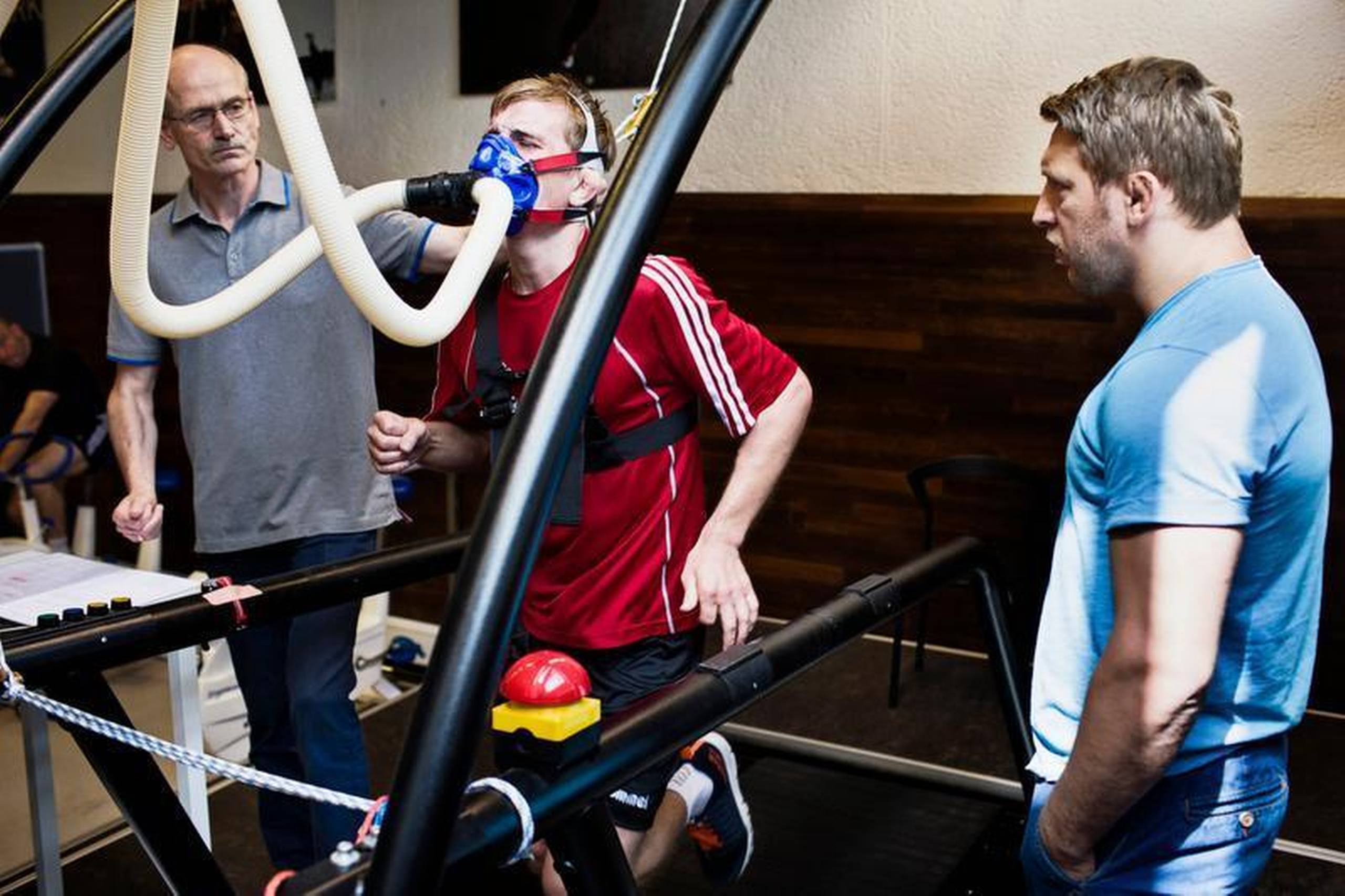 Landstræner Szymon Kogut (t.h.) pacer Tobias Fonnesbek på løbebåndet i Brøndby. Han skal løbe, til han segner. Til venstre sørger sportspsykolog Benny Larsson for målingerne. Fotos: Gregers Tycho