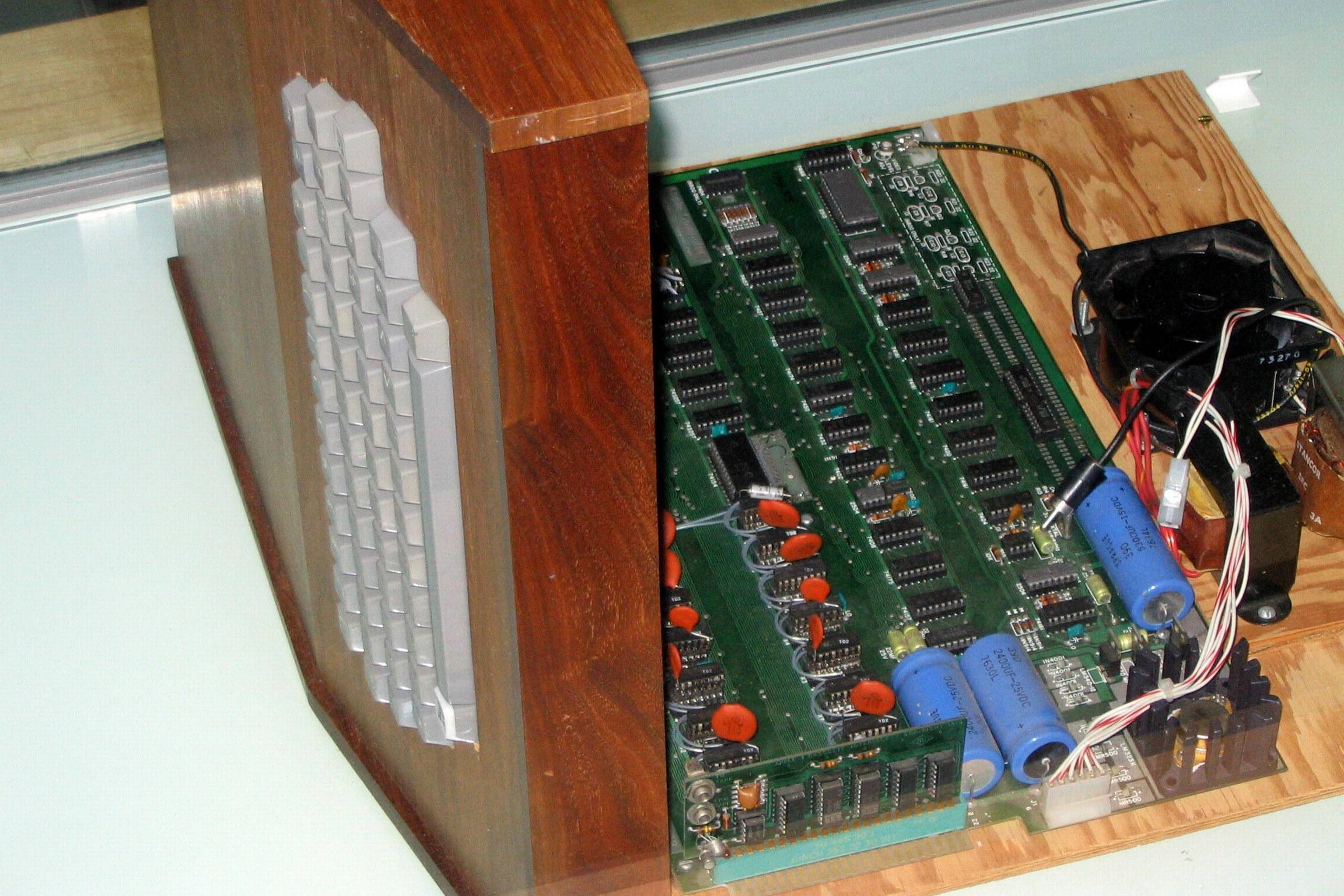 Det var en computer, som denne, den anonyme kvinde indlevberede til genbrugsvirksomheden. Den er en af blot 200, som Apples grundlæggere selv designede og byggede i 1976.