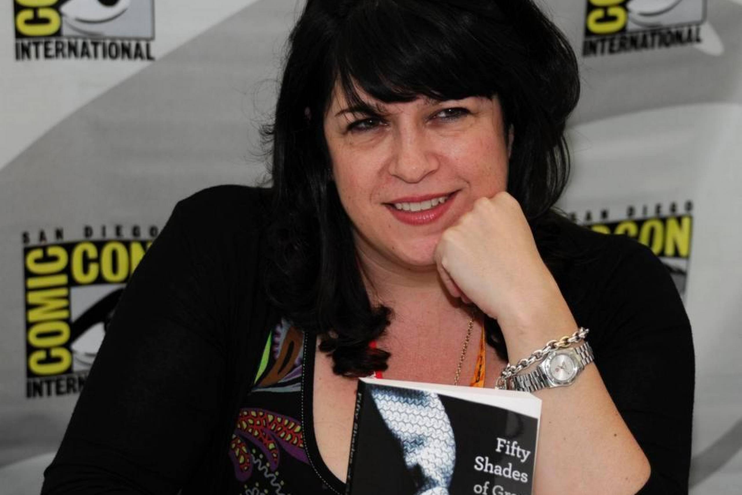 E.L. James udsender en ny version af ”Fifty Shades of Grey”. Dermed bøjer hun sig for krav fra i tusindvis af læsere, der gerne vil læse historien set fra Christian Greys synsvinkel. Foto: Denis Poroy/AP