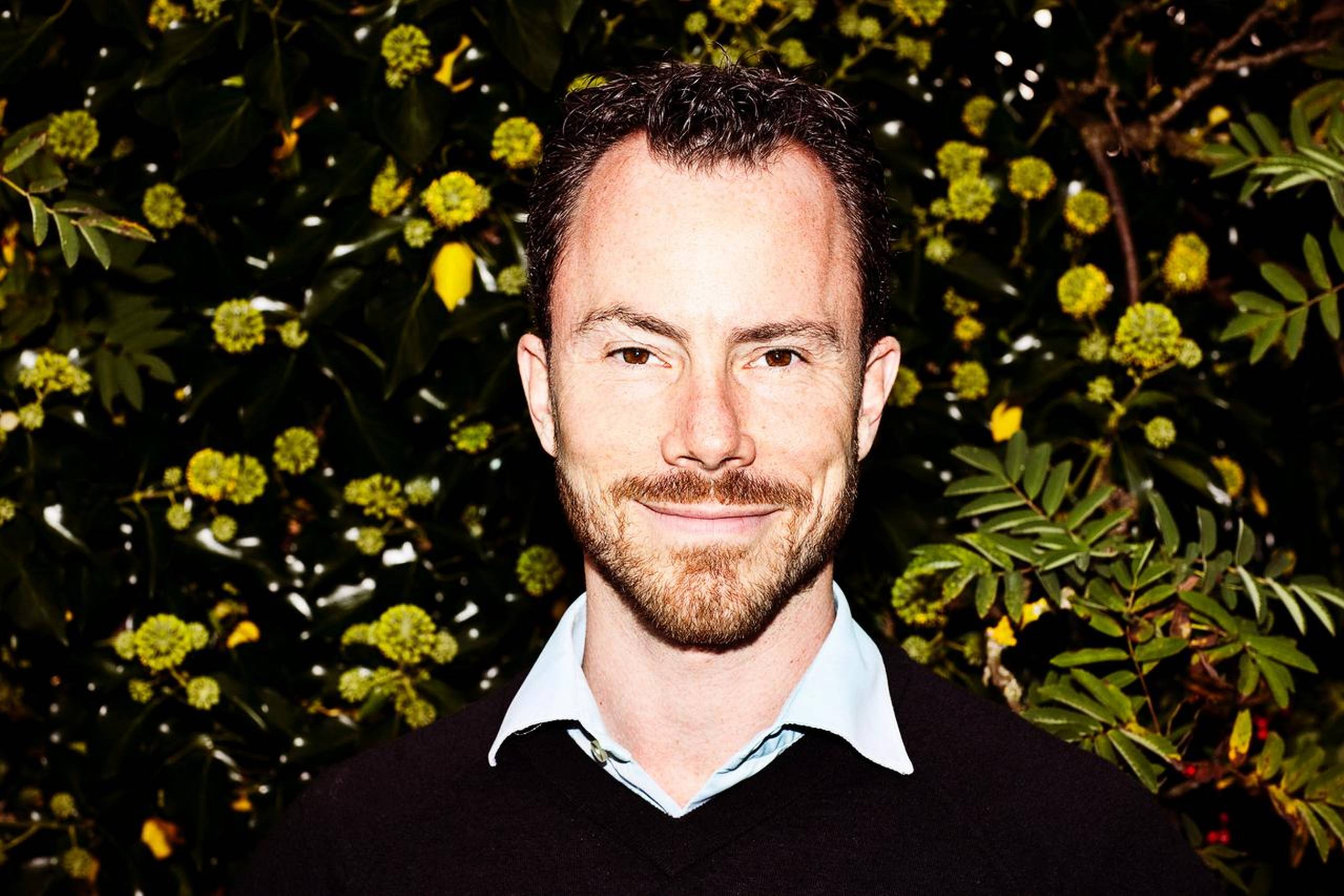 »Jeg ville da hellere have, at vi lå på en ren 10’er. Det er ingen hemmelighed. Men vi er ikke sat i verden for at vinde Jyllands-Postens popularitetsmålinger. Vi er sat i verden for at drive Danmark fremad. Når man overtager et land, som ikke er i den økonomiske stand, vi havde håbet på, så skal der træffes svære valg. Det har regeringen gjort. Det er at tage ansvar. Det bliver man ikke populær på,« siger Venstres politiske ordfører, Jakob Ellemann-Jensen.