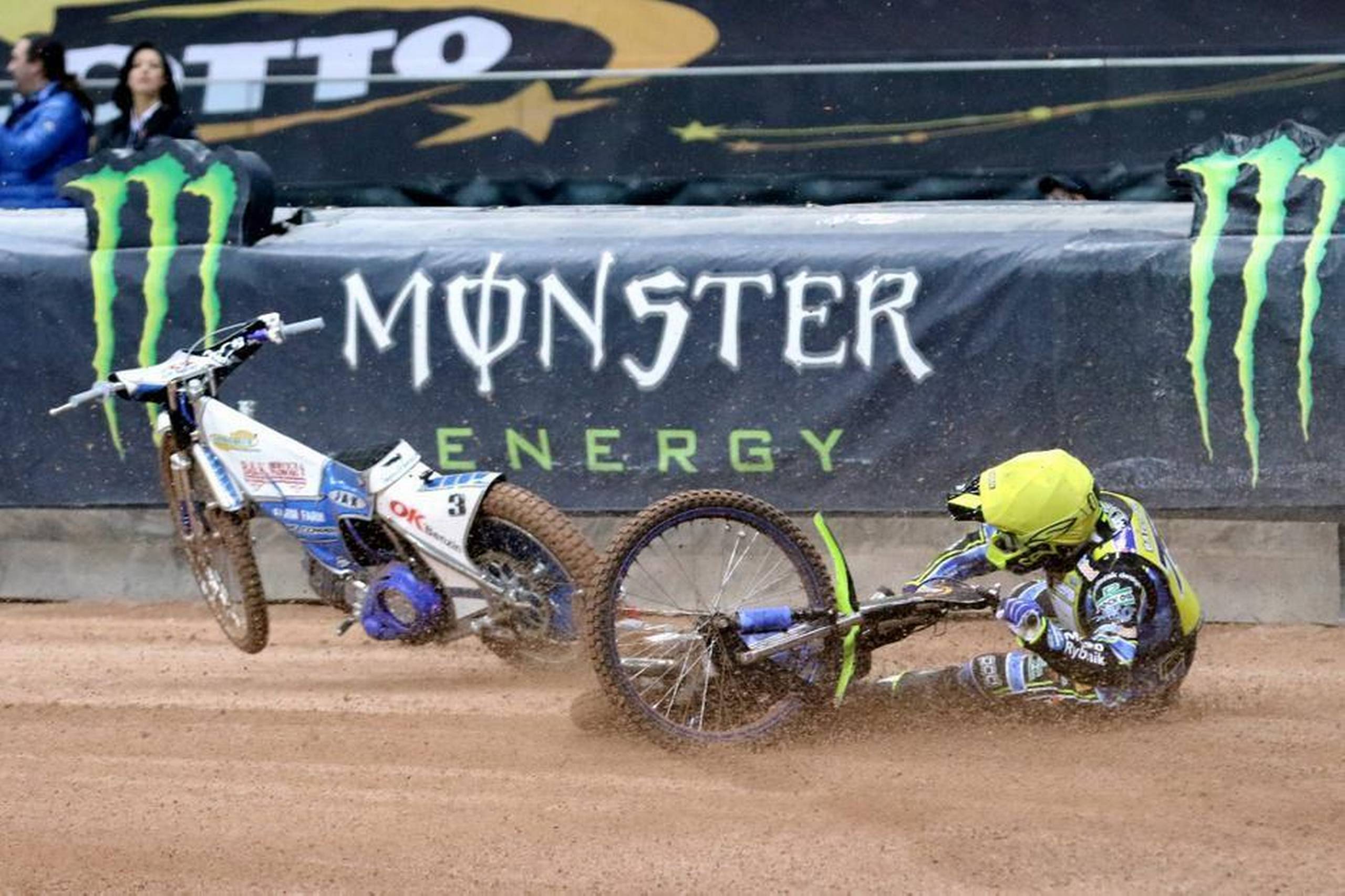 »Banens beskaffenhed var så dårlig, at vi ikke kunne komme rundt. Efter 12 heats kunne vi se, at folk faldt af som fluer,« sagde Nicki Pedersen efter løbet i Polen. Det er danskerens maskine, der herreløst er på vej ud mod barrieren. Foto: Jarek Pabijan
