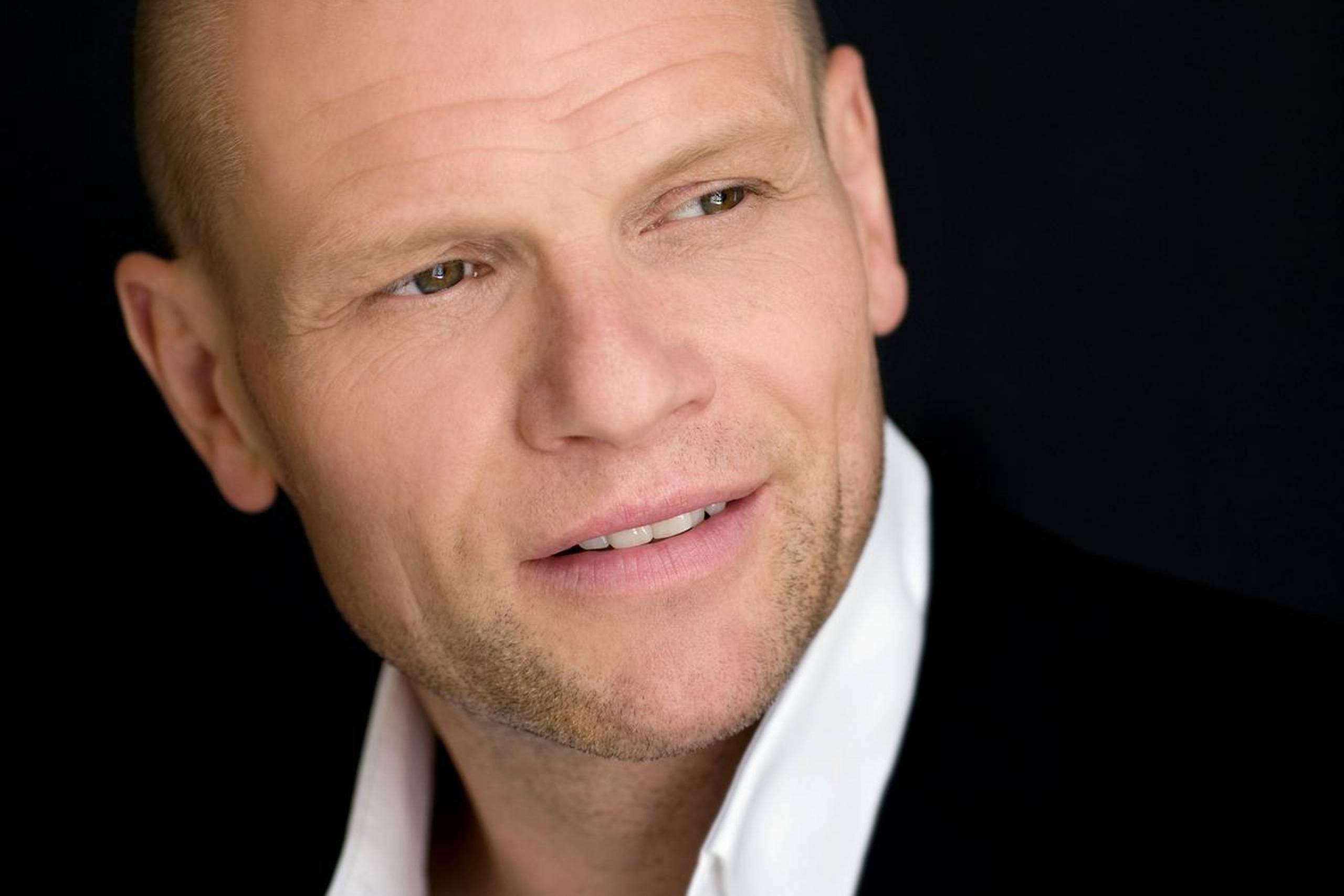 Tirsdagens koncert i Tivoli med den verdensberømte baryton Bo Skovhus, Københavns Drengekor og Det Kongelige Kantori var blottet for al den slags festivitas. Da lyttere i den fyldte koncertsal klappede begejstret efter en af de indledende Brahms-sange, fik de dræberblik og håndtegn, der signalerede ”stop”. Arkivfoto.