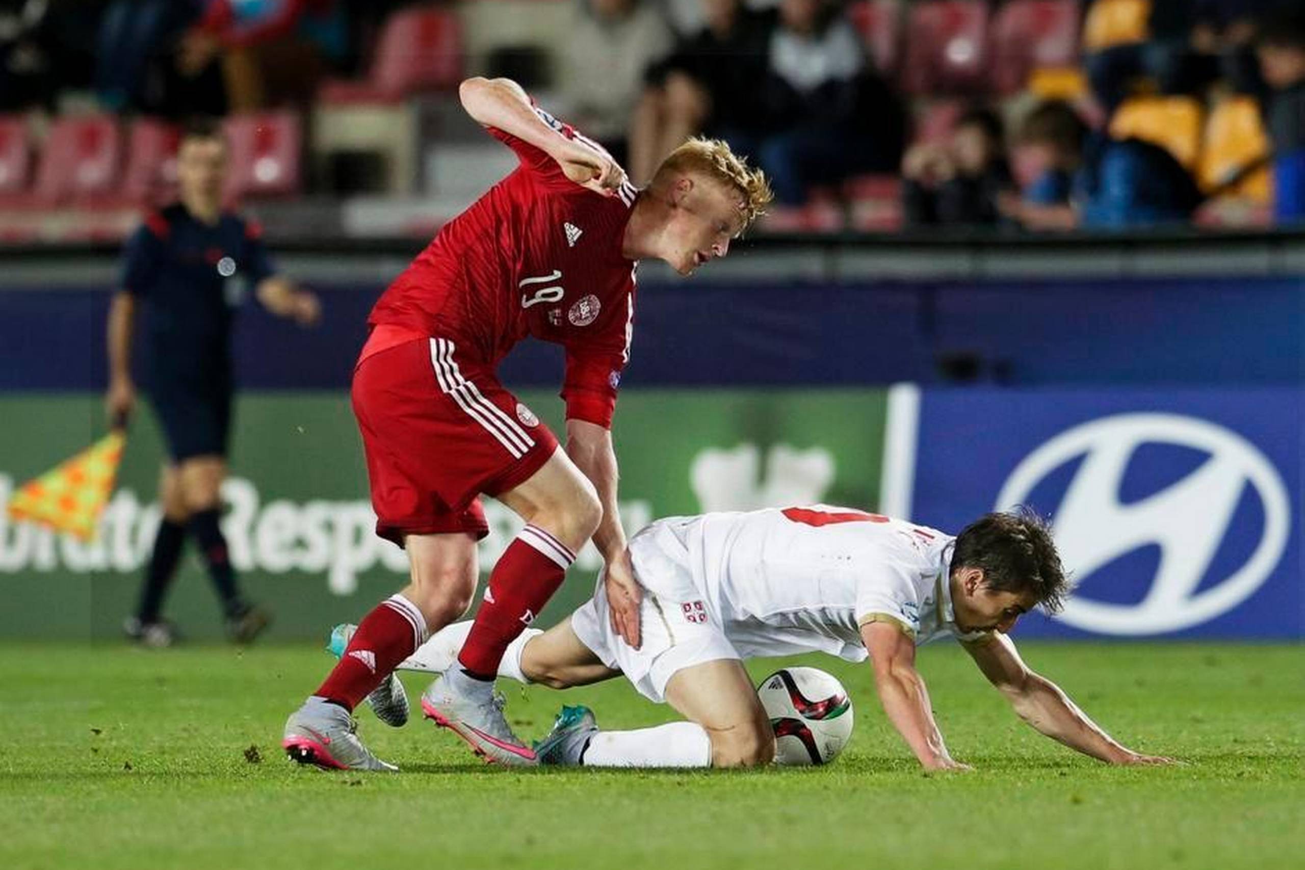 AGF’eren Jens Jønsson, her i nærkamp med Serbiens Filip Djuricic, er en af de danske U21-spillere, som agenterne har kik på. Og det har man også bemærket i klubben, hvor hans kontrakt løber endnu et år. Foto: Petr David Josek/AP