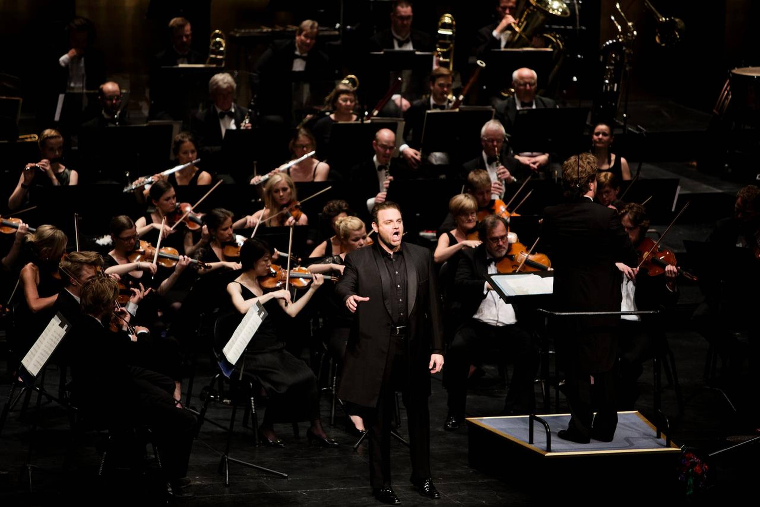 Tivolis Symfoniorkester spillede søndag aften sig selv på sommerferie med Beethovens symbolladede ”Skæbnesymfoni” nr. 5 og Tjajkovskijs Symfoni nr. 6 ”Pathétique”. 
