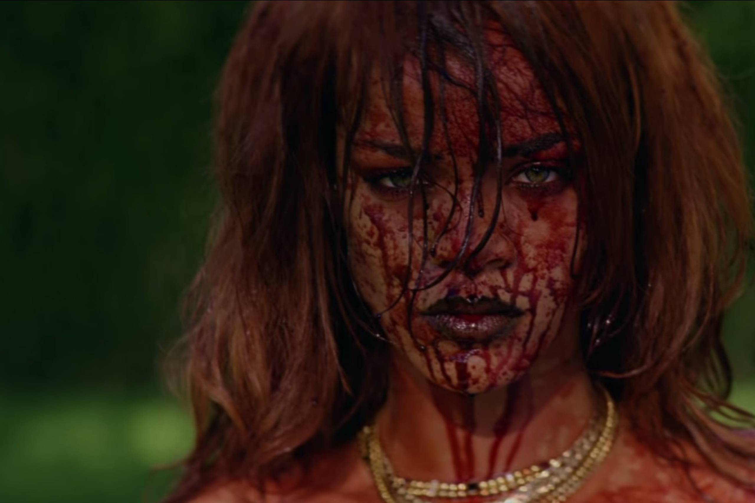 Blodtilsølet Rihanna efter mordet på Mads Mikkelsen i popsangerindens nye hit "Bitch better have my money"