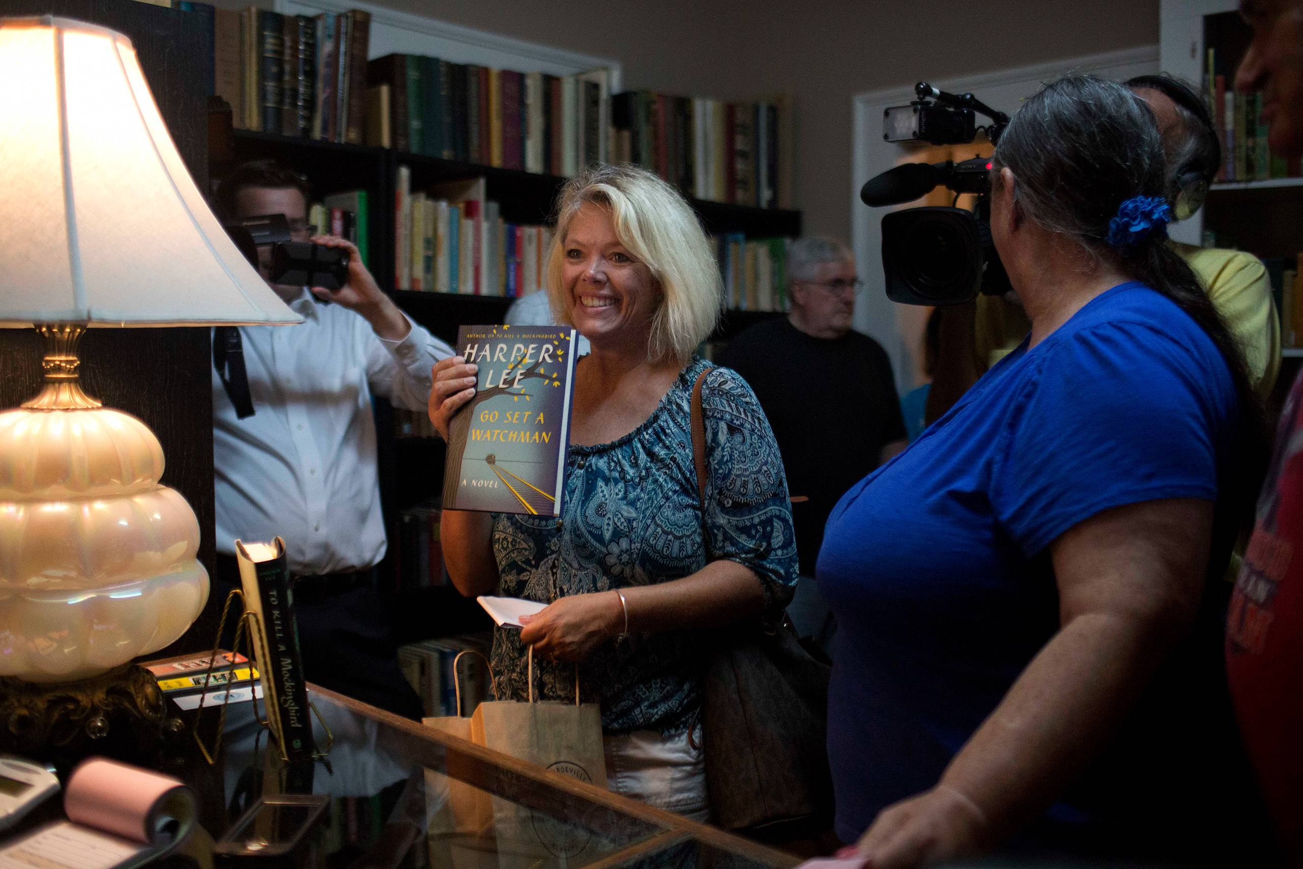 Julia Stroud - den første i rækken uden for boghandleren i Harper Lees hjemby Monroeville, da salget af "Go Set a Watchman" startede ved midnat.