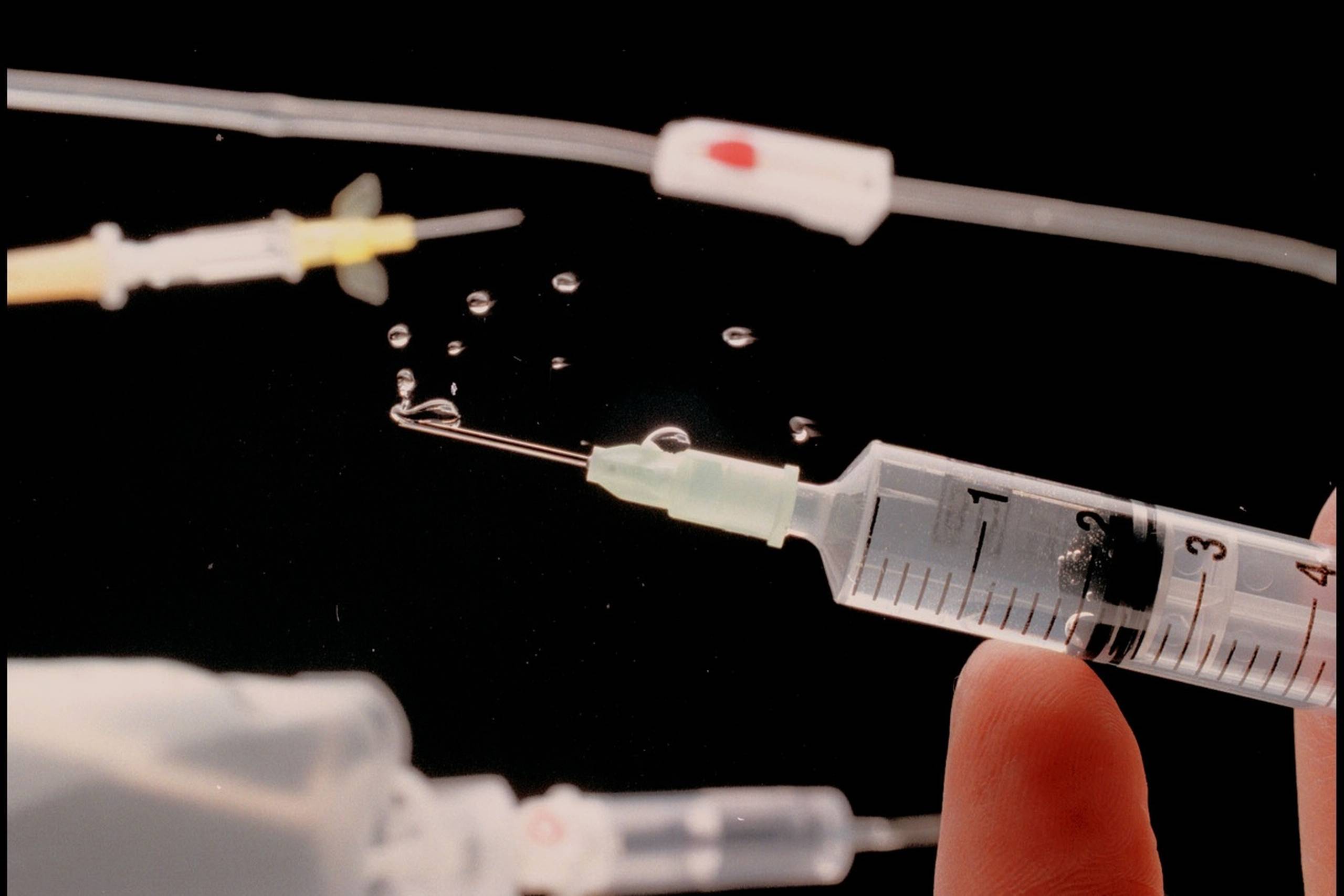 Et forsigtigt skøn fra Dansk Selskab for Palliativ Medicin lyder, at omkring 50 stærkt lidende og døende patienter hvert år bliver såkaldt palliativt dybt sederet. Det er i modsætning til aktiv dødshjælp fuldt lovligt herhjemme, og det skal så vidt muligt ske efter anmodning og med samtykke fra patienten selv.