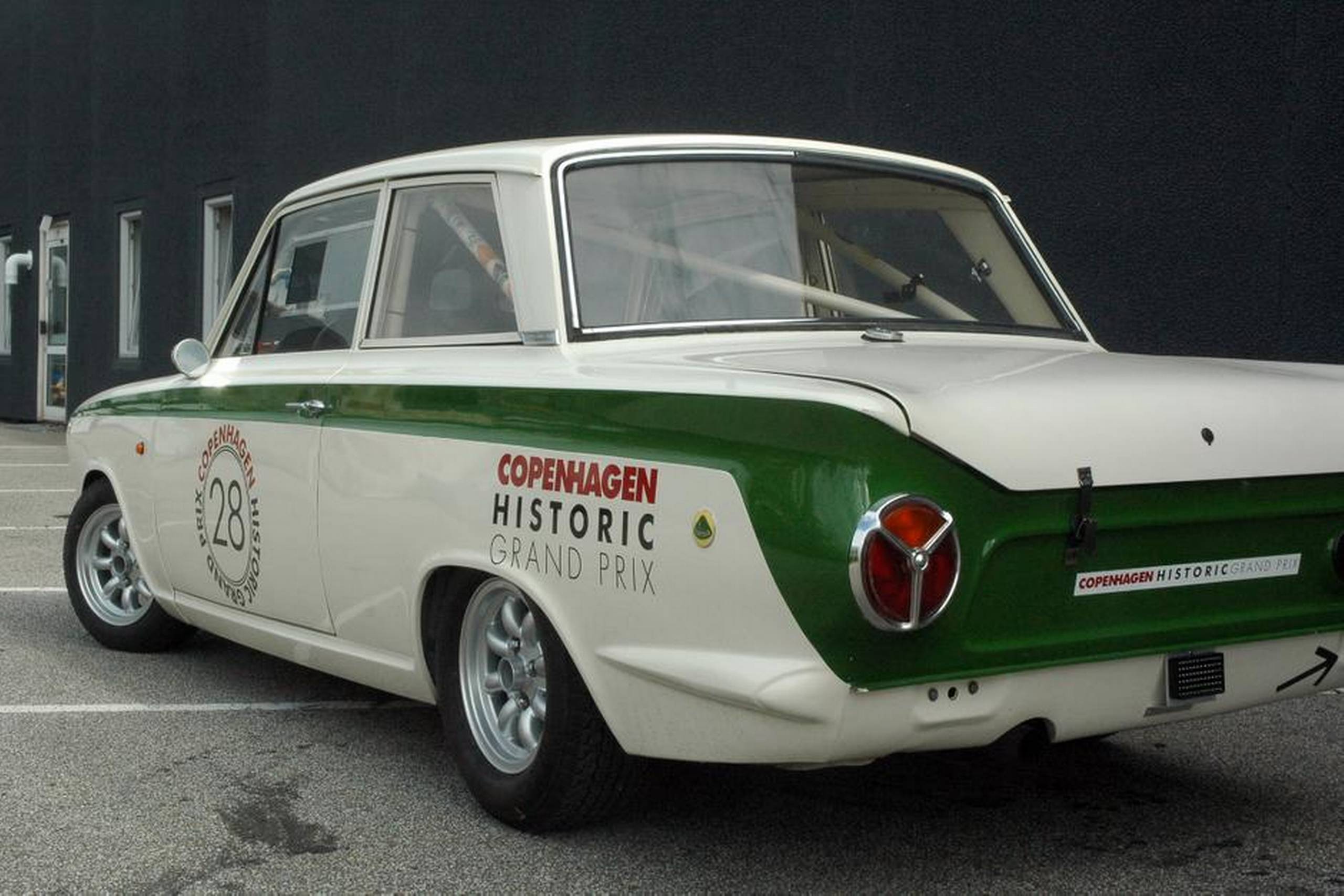 En klassisk racerbil, vi læger ekstra mærke til – den skal nemlig køres af JP’s Flemming Haslund. Kryds fingre for ham – han har brug for det.