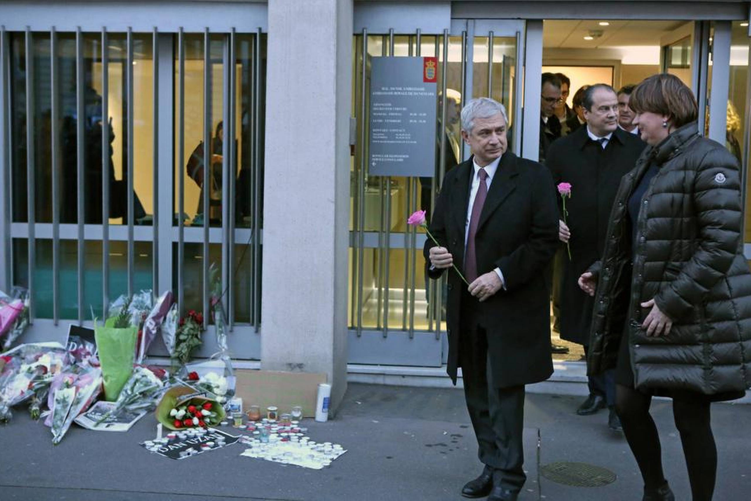 Da København blev ramt af terrorangreb i februar, var franskmændene hurtige til at vise deres støtte. Her er det formanden for det franske parlament, Claude Bartolone, sammen med Danmarks ambassadør i Frankrig, Anne Dorte Riggelsen, foran den danske ambassade i Paris. Arkivfoto: AP