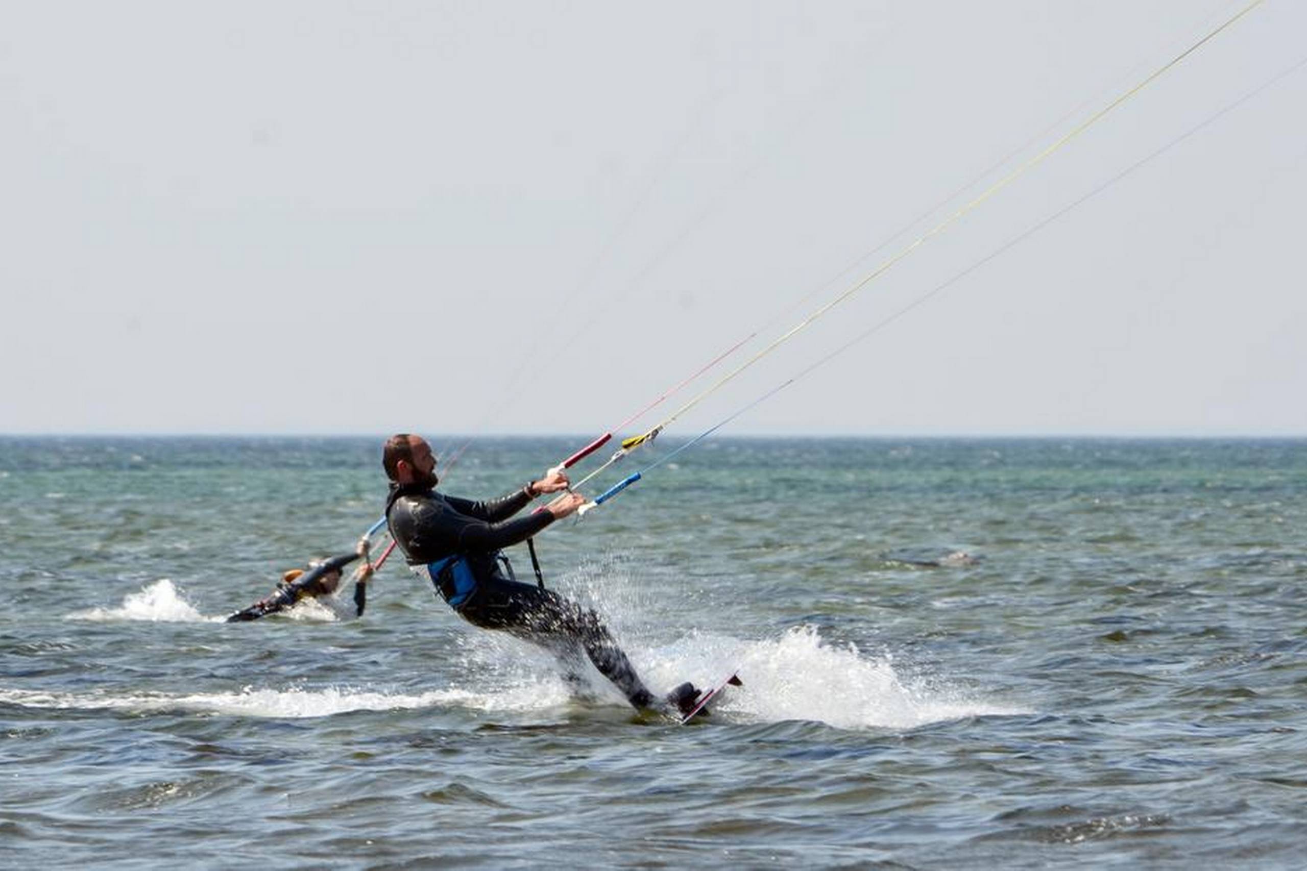 Man skal beregne en del vandgange a la personen bagerst i billedet inden man fanger teknikken og kommer op på boardet. Men ellers har kitesurfingen en stejl indlæringskurve sammenlignet med almindelig sejlsport.