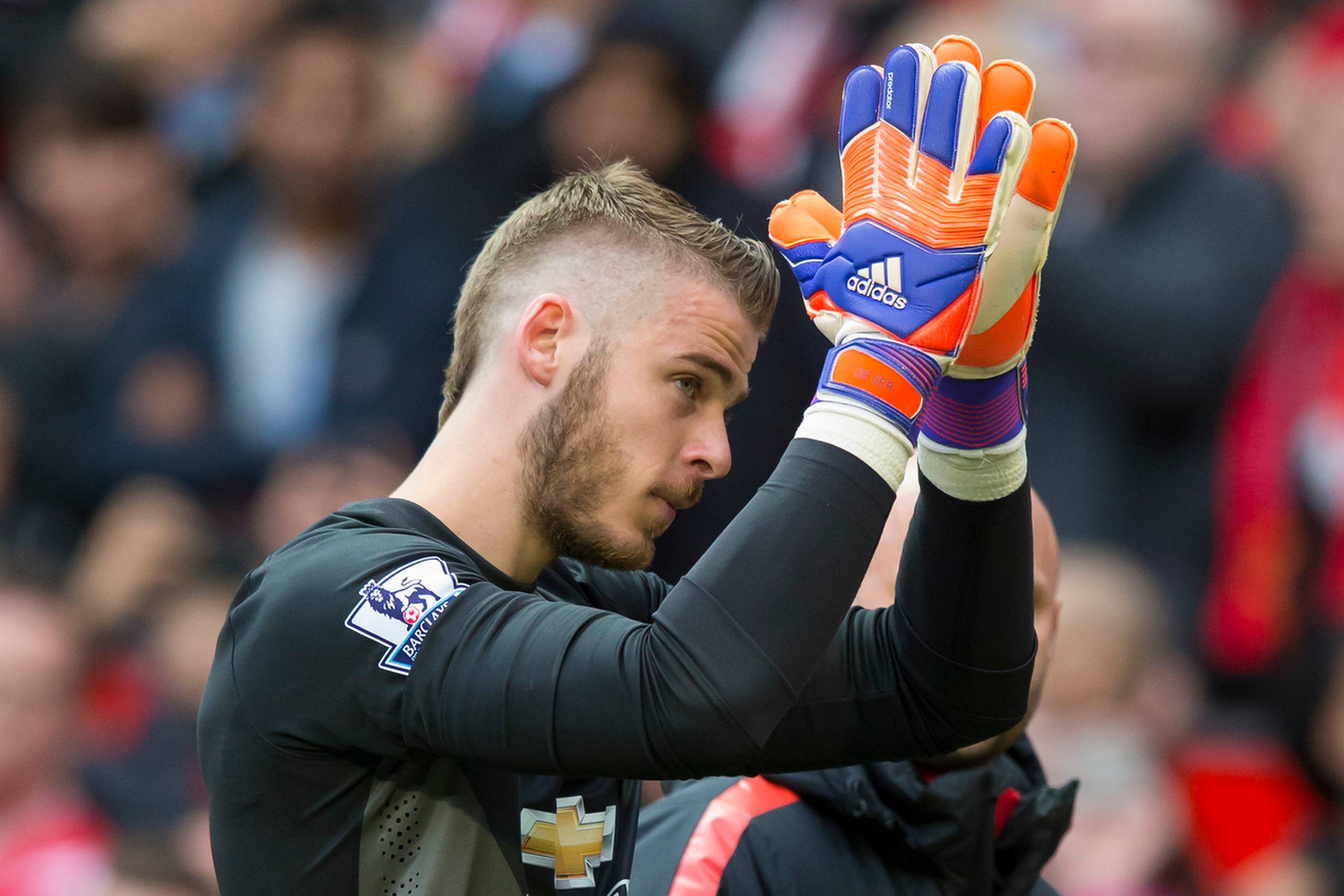 Manchester Uniteds målmand David De Gea ligner en mand, som kan sige farvel til engelsk fodbold og goddag til spansk. Han er ikke med i den trup, som lørdag møder Tottenham i den første kamp i den nye sæson.