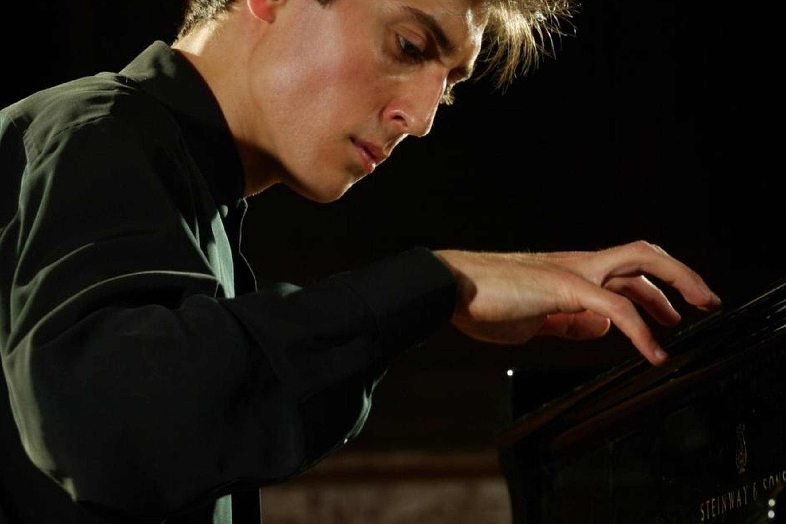 Den 35-årige Jevgenij Sudbin bliver omtalt i internationale musiktidsskrifter som et af tidens største pianistiske talenter, og fredag levede han flot op til det forpligtende prædikat. Foto: Pr-foto