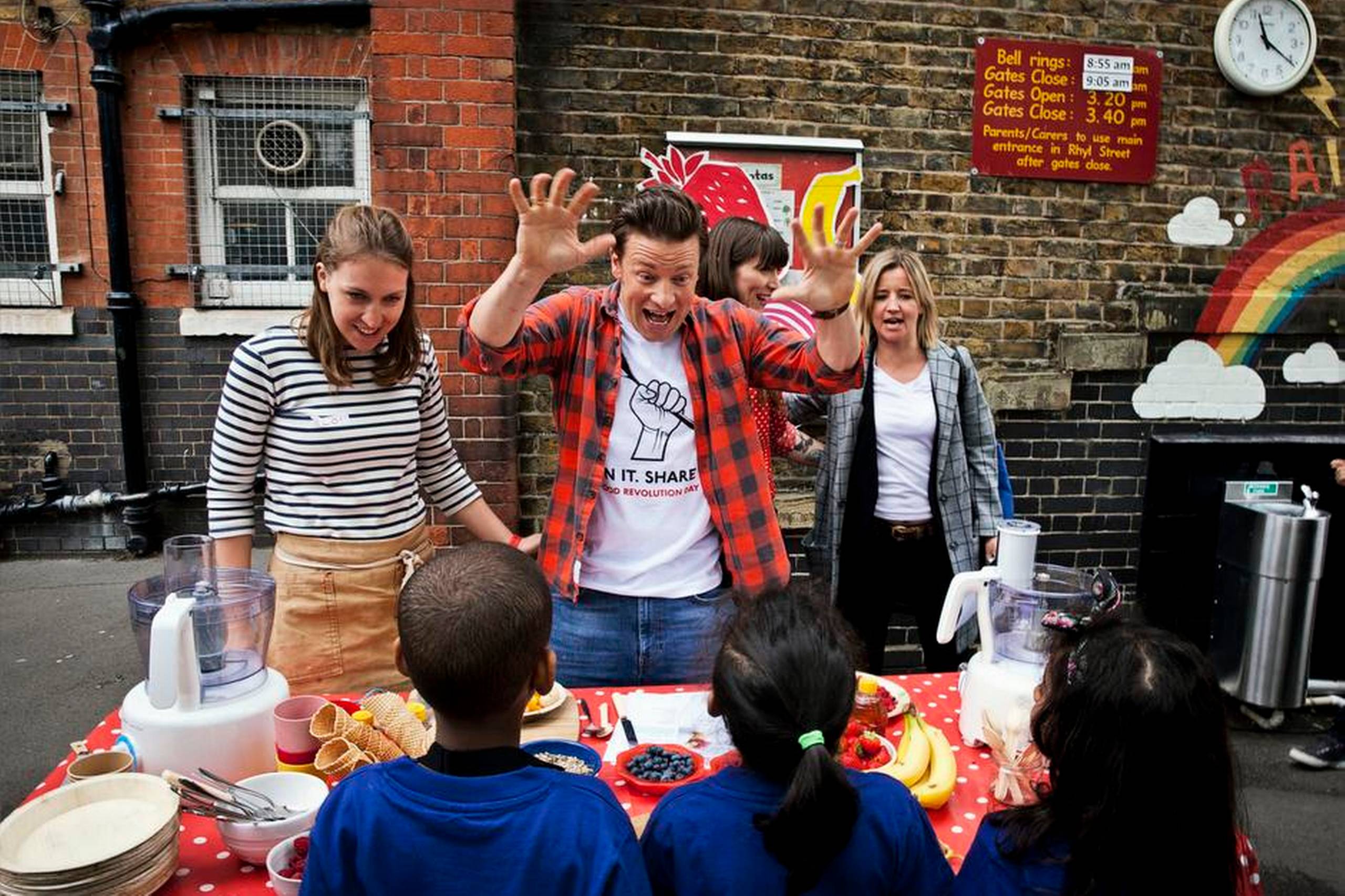 Jamie Oliver opfattes af nogle som belærende og bedrevidende. Alligevel har premierminister David Cameron igen trukket ham ind i kampen mod fedme blandt skolebørn. Arkivfoto: David Sandison/AP