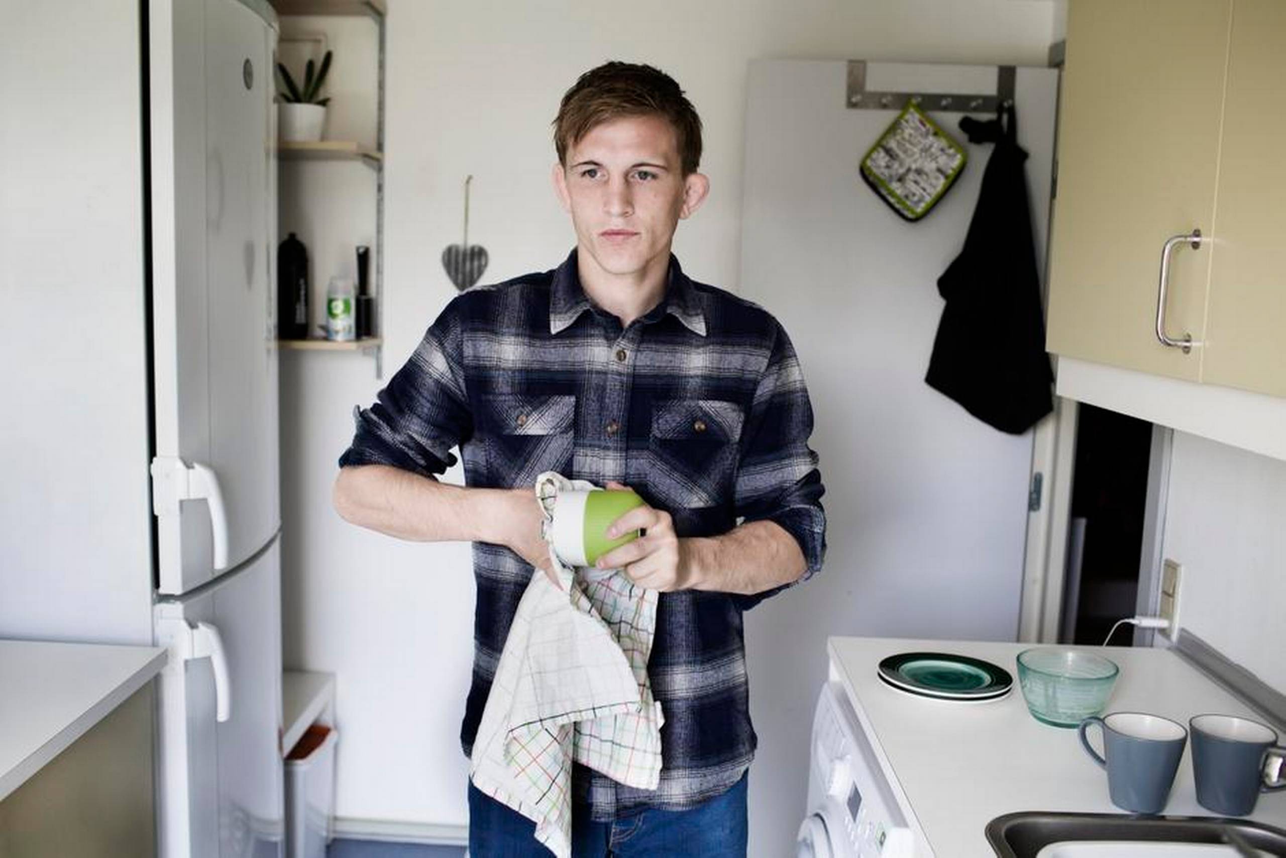 »Det kommer f.eks. til mig, når jeg vasker op. Så tænker jeg, ”jeg skal til træning i eftermiddag, og når jeg skal lave en flyvende mare, skal jeg gøre sådan og sådan,« siger Tobias Fonnesbek om mentaltræningen. Foto: Gregers Tycho