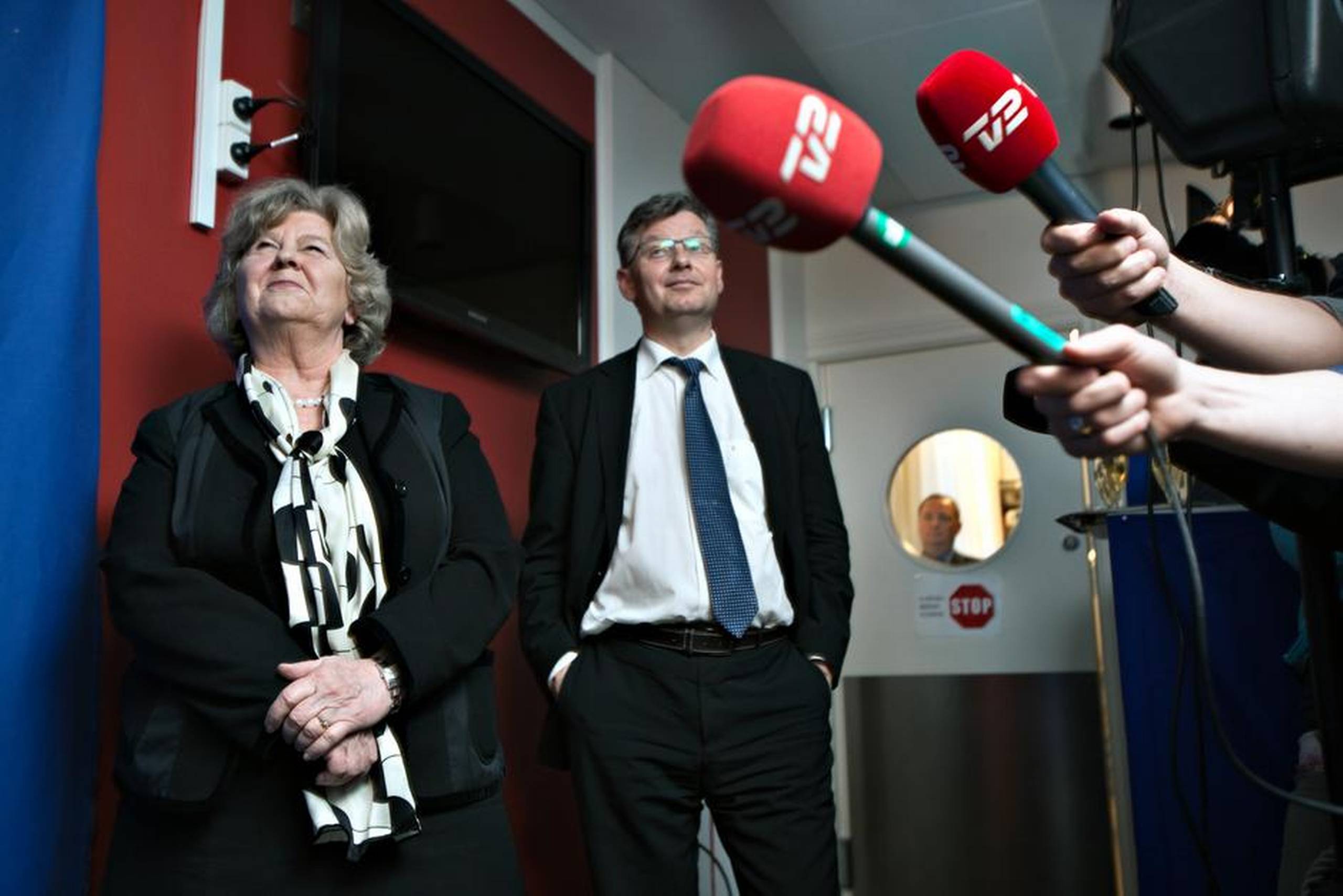 Den tidligere integrationsminister Birthe Rønn Hornbech (V) sammen med sin departementschef Claes Nilas. Sidstnævnte får kritik i Statsløsekommissionens rapport, mens Rønn Hornbech klarer frisag. Arkivfoto: Lars Krabbe  