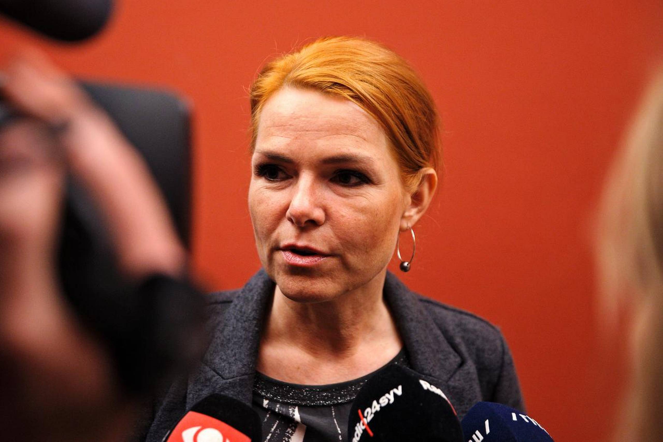 Udlændingeminister Inger Støjbergs (V) ønske om at genbehandle flere tusinde sager om statsborgerskab bliver mødt med voldsom kritik fra en samlet rød blok samt fra regeringens støtteparti Liberal Alliance.