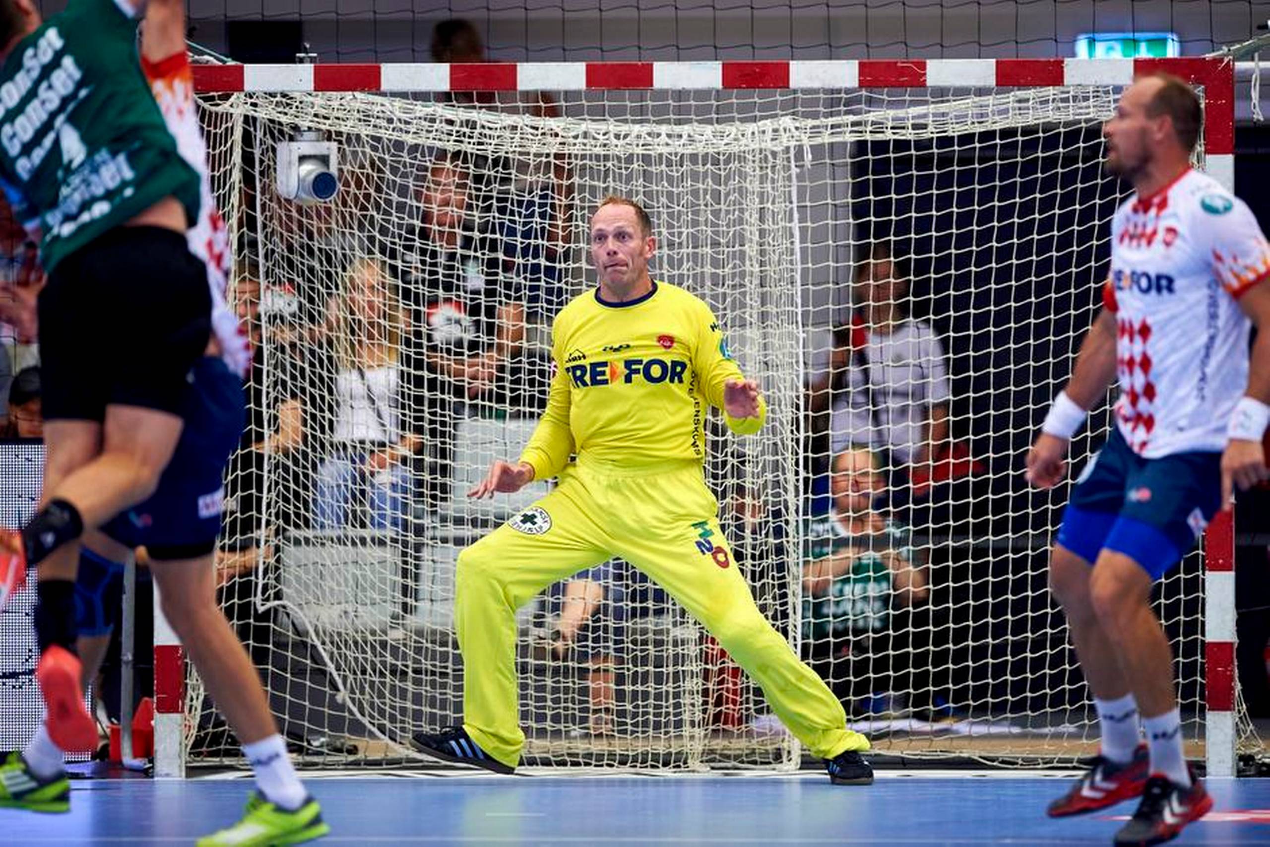 »Jeg har selv tidligere afskyet dem, men har siden fortrudt, at jeg nægtede at stå i den i min tid i Barcelona. Så nu skal det være. Det siges også, at farven fanger øjet, og derfor kan man syne af mere i målet. Jeg ved ikke, om det har en effekt,« siger Kasper Hvidt om sin gule dragt. Foto: Claus Bonnerup/Polfoto