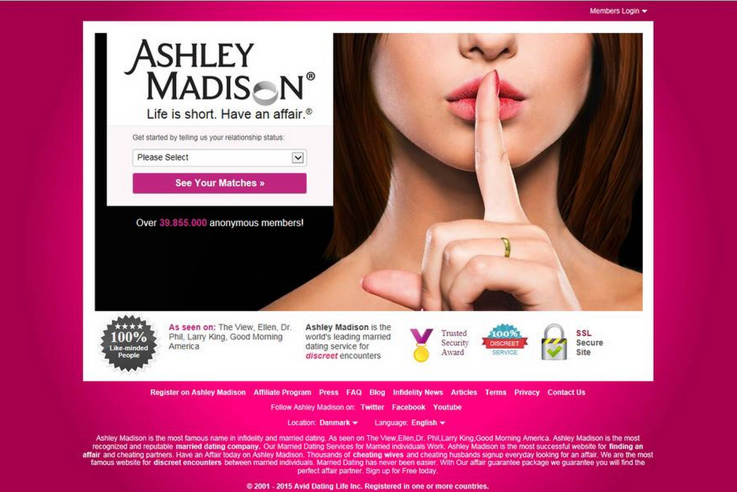 På Ashley Madisons hjemmeside bliver man mødt af en modellignende kvinde, der holder en ”tys-tys-pegerfinger” for munden. ”Livet er kort. Hav en affære”, lyder sidens slogan.