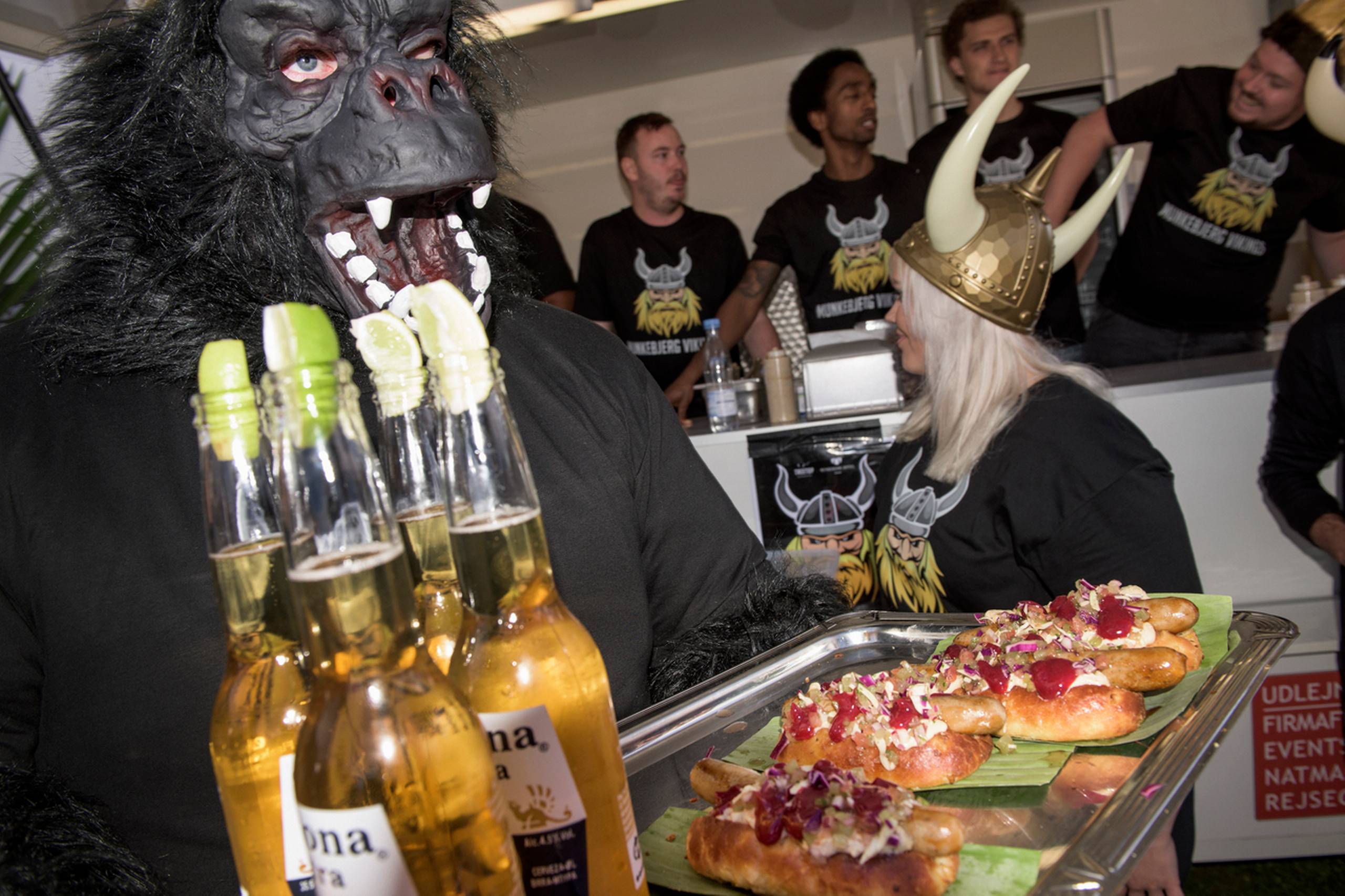 Der er langt fra ”restaurant fodkoldts” normale hotter med det hele til de gourmethotdogs, der søndag blev præsenteret på Tangkrogen ved
DM i hotdog. Foto: Joachim Ladefoged