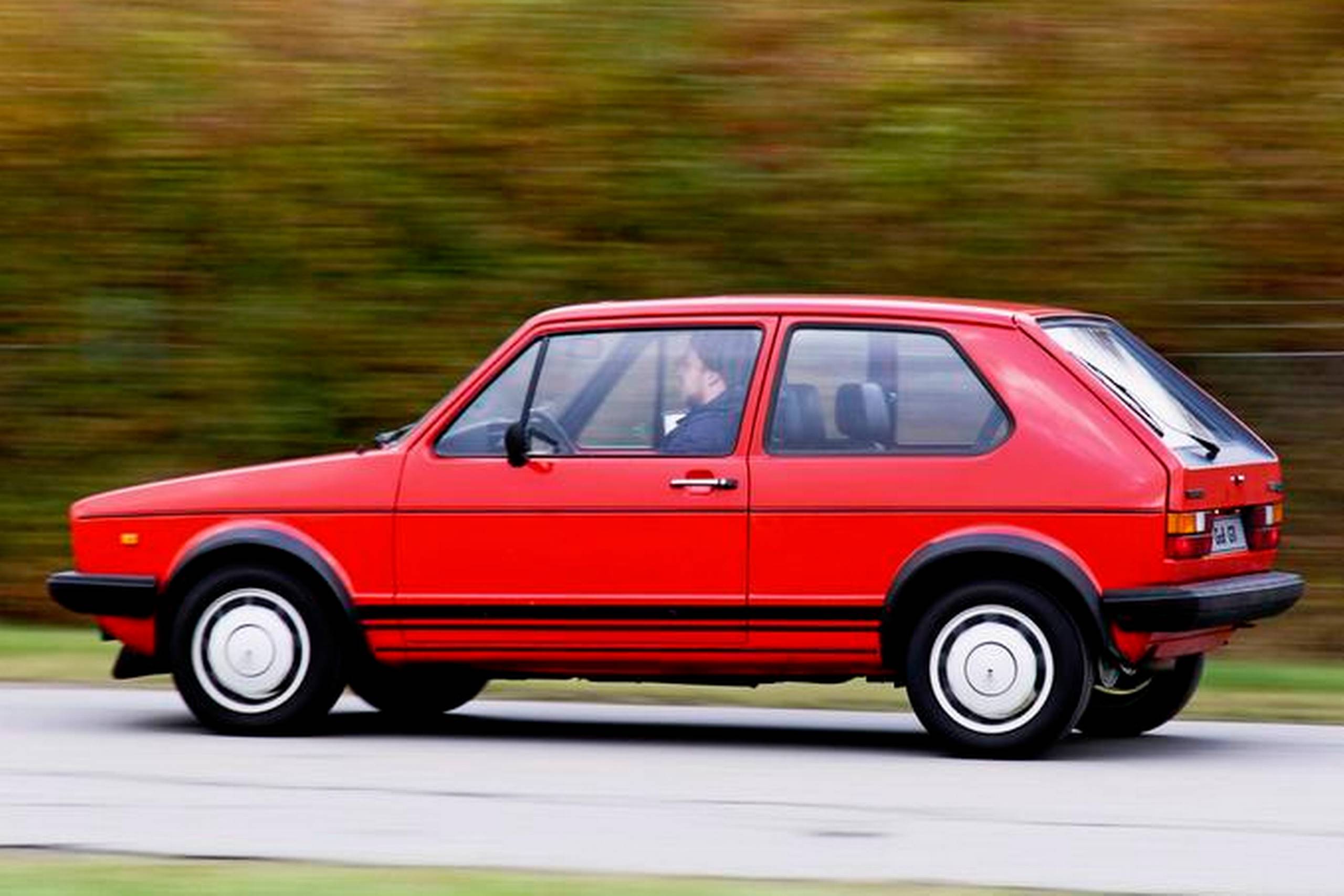 Golf GTI’en fra 1982 er letkørt, men upræcis efter dages forhold. Dengang var den skarp og vinder på charmeværdi. Foto: Morten B. Bek