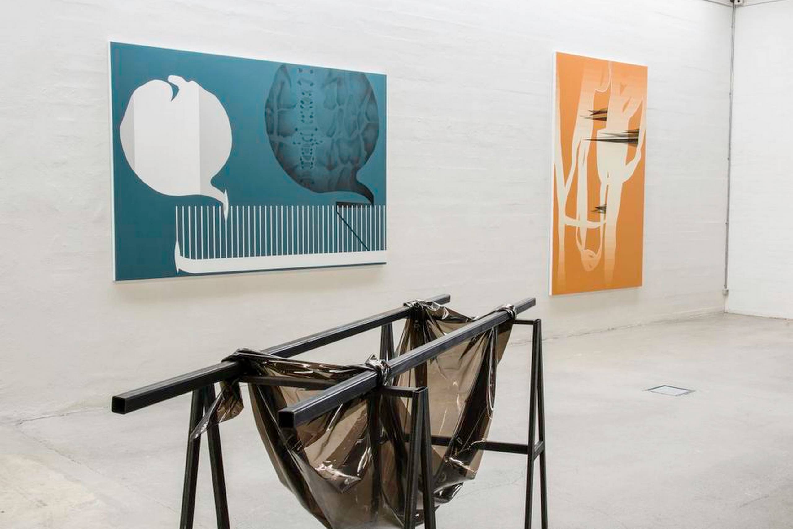 Anita Jørgensen (t.v.): ”Transport”, 2015, 100 x 210 x 45 cm, jern/PVC. Foto: Niels Fabæk