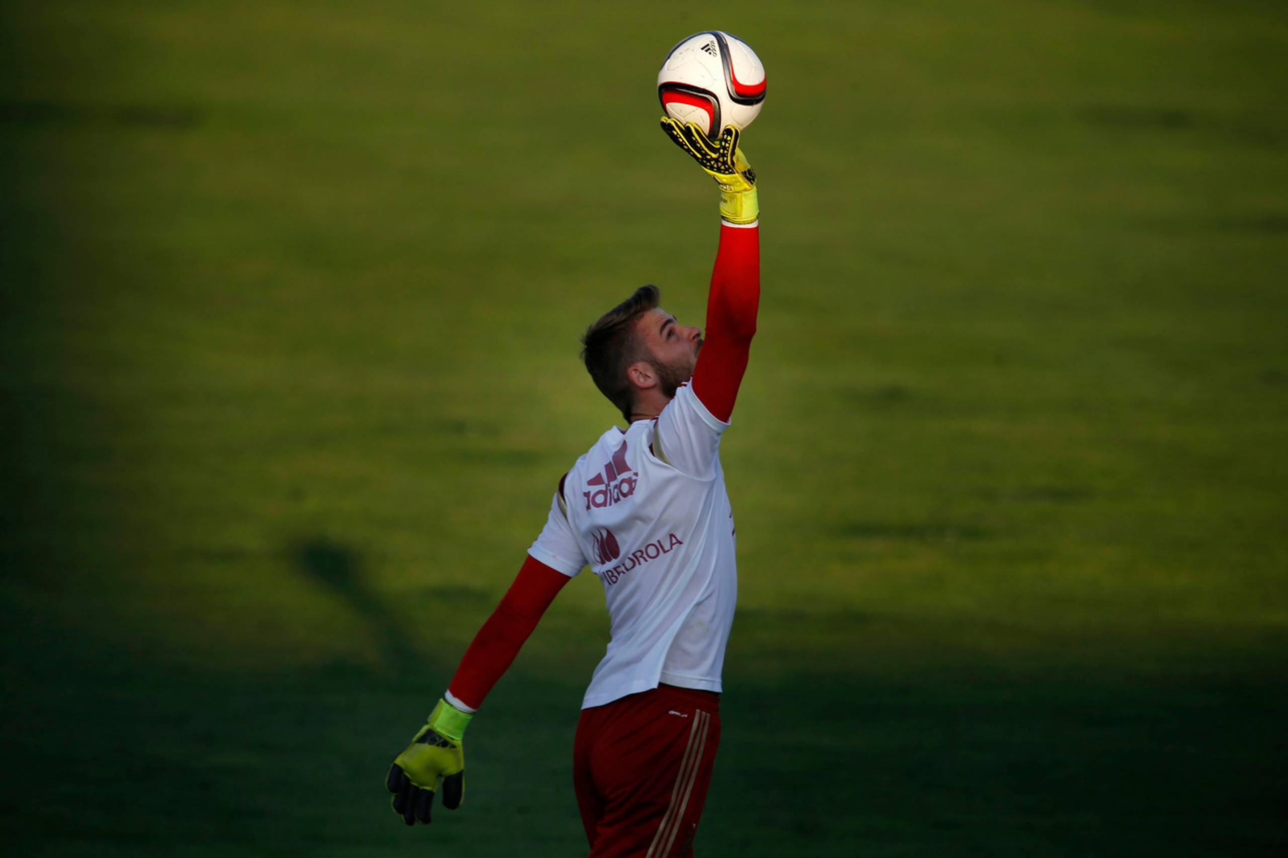 Manchester Uniteds spanske målmand David de Gea er måske på vej tilbage i varmen hos sin engelske klub. Ifølge flere medier forhandler han i øjeblikket om en ny kontrakt hos den engelske klub.