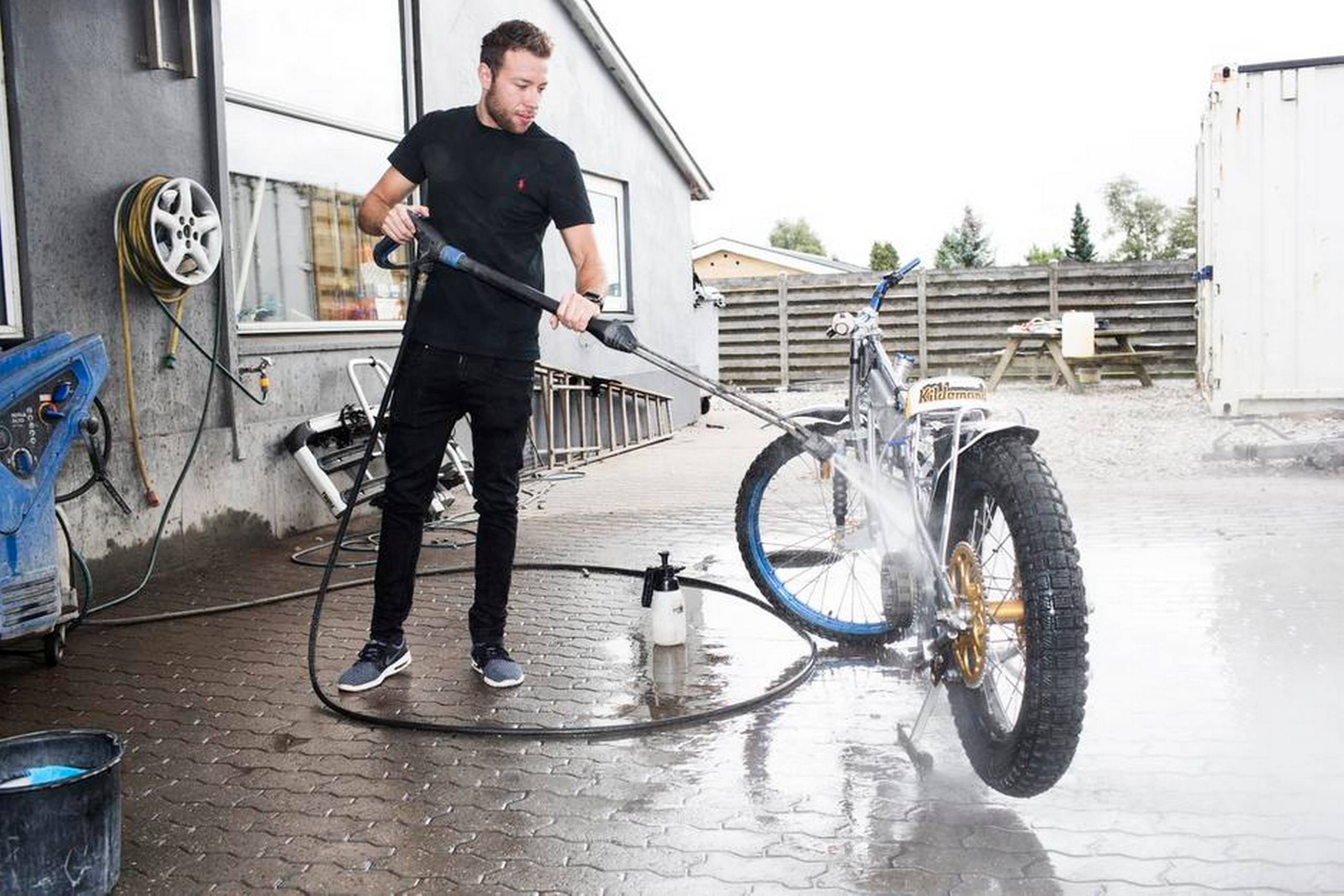 Peter Kildemand har i dag ansat to mekanikere, der klargør hans motorcykler. Men han har ikke glemt, hvordan man rengør sit grej. Foto: Katrine Marie Kragh