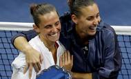 Der var store smil hos både vinderen, Flavia Pennetta (t.h.), og taberen, Roberta Vinci, efter kvindernes US Open-finale. Foto: Seth Wenig/AP