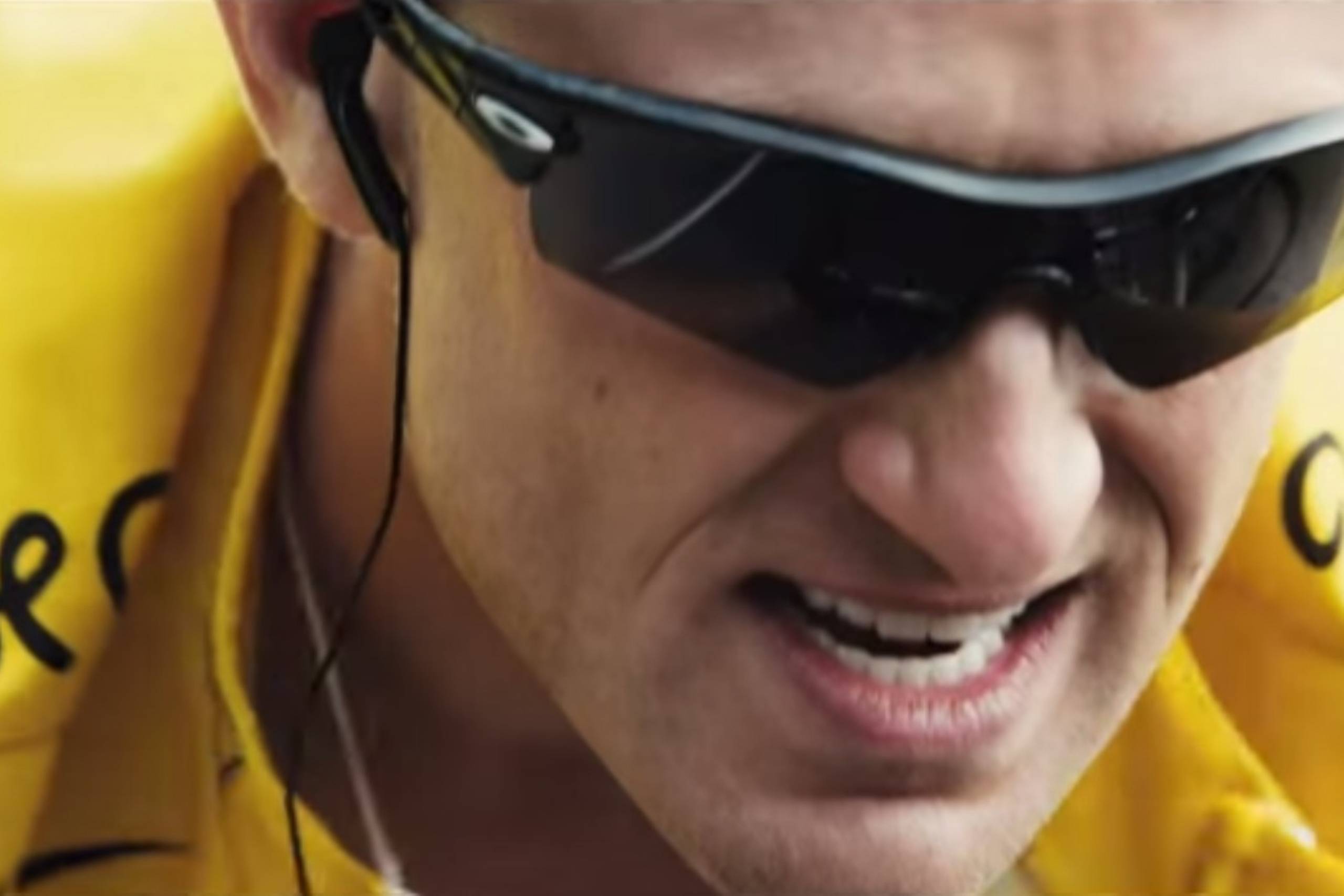 Her ses Ben Foster i den gule førertrøje i rollen som Lance Armstrong.
